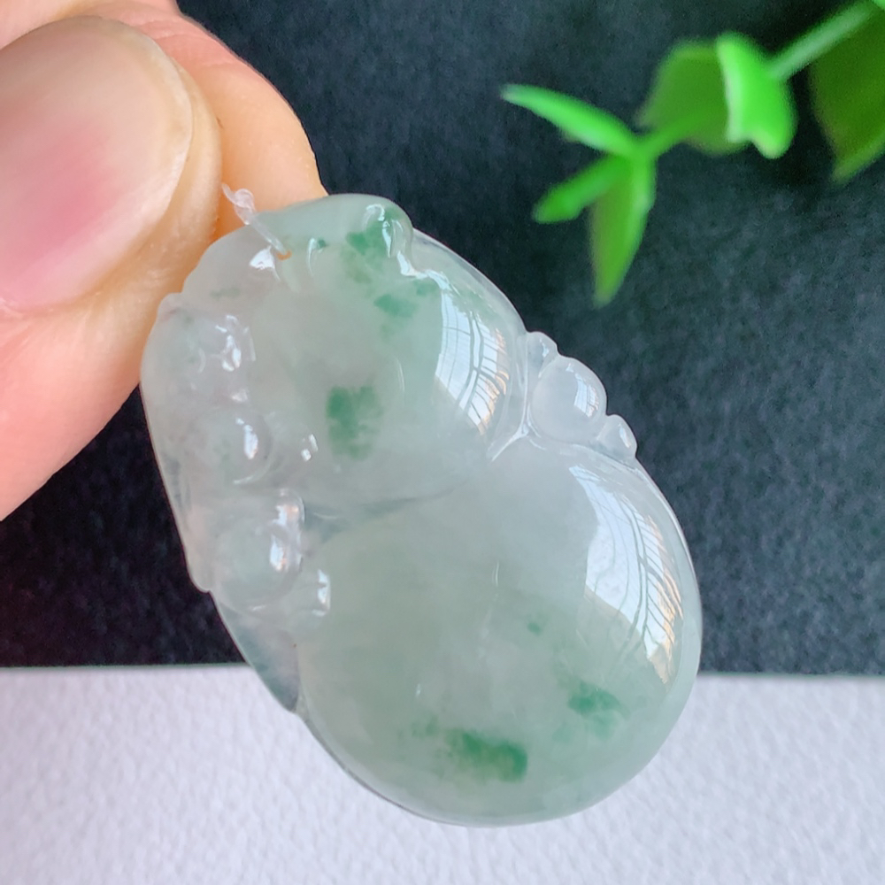 冰润飘花葫芦翡翠吊坠  寓意“福禄双全，加官进爵，财源滚滚” 莹润通透，抱满大气  清新脱俗    W49.9 尺寸：33-21.8-5.6mm