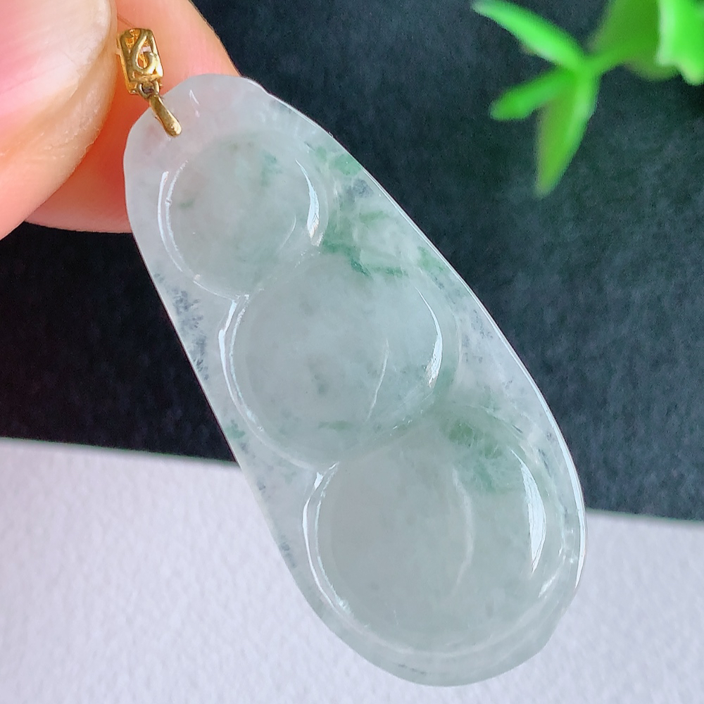 18k金扣冰润飘花福豆翡翠挂件，老种飘花  冰清玉洁  胶感十足  寓意“四季平安，福气满满”颜色鲜艳，清新自然，饱满通透   W49.9  尺寸：35.8-16.2-6mm