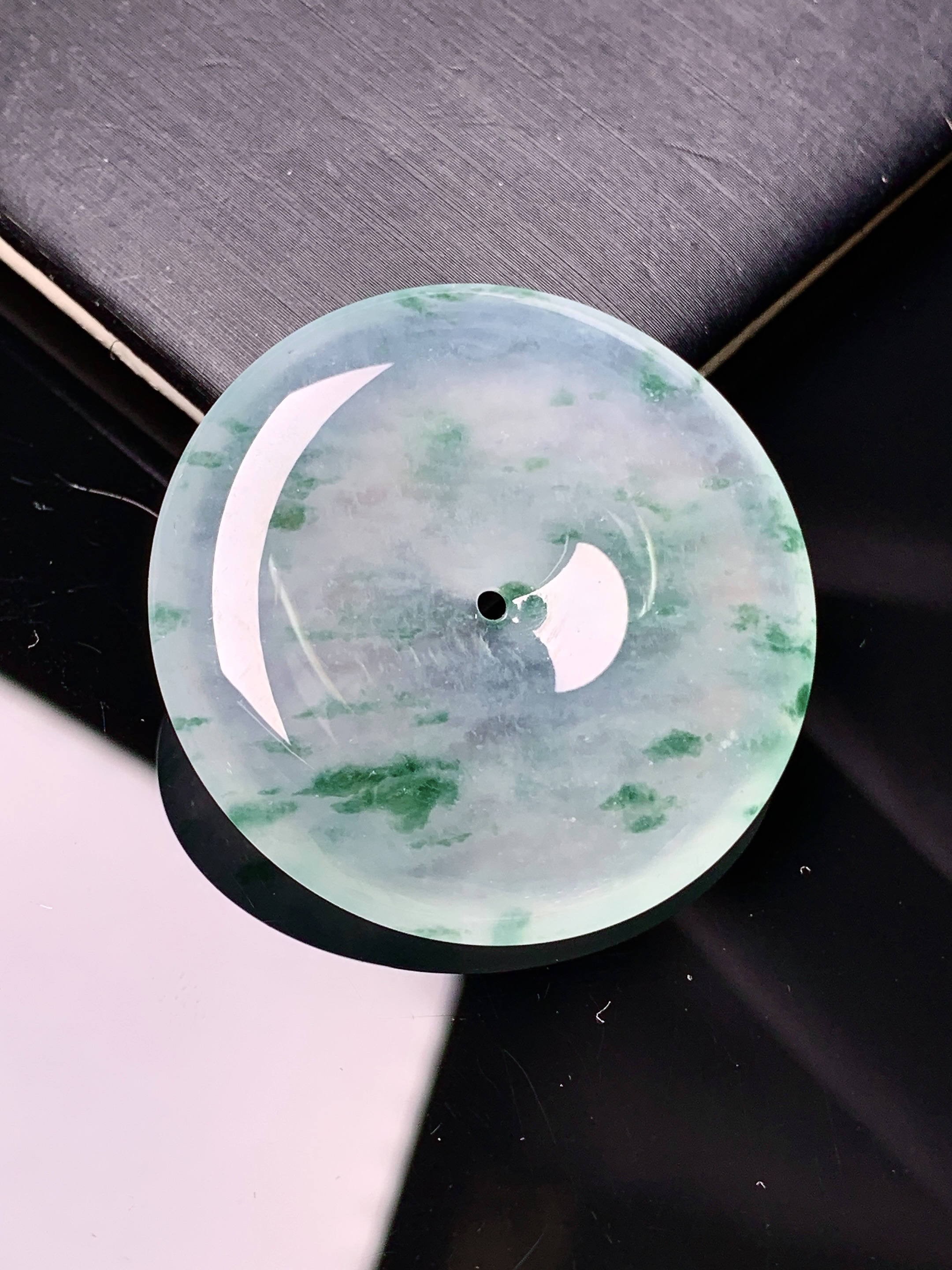 冰种飘绿平安扣吊坠 玉质细腻 色泽艳丽 整体尺寸34.8*6x1