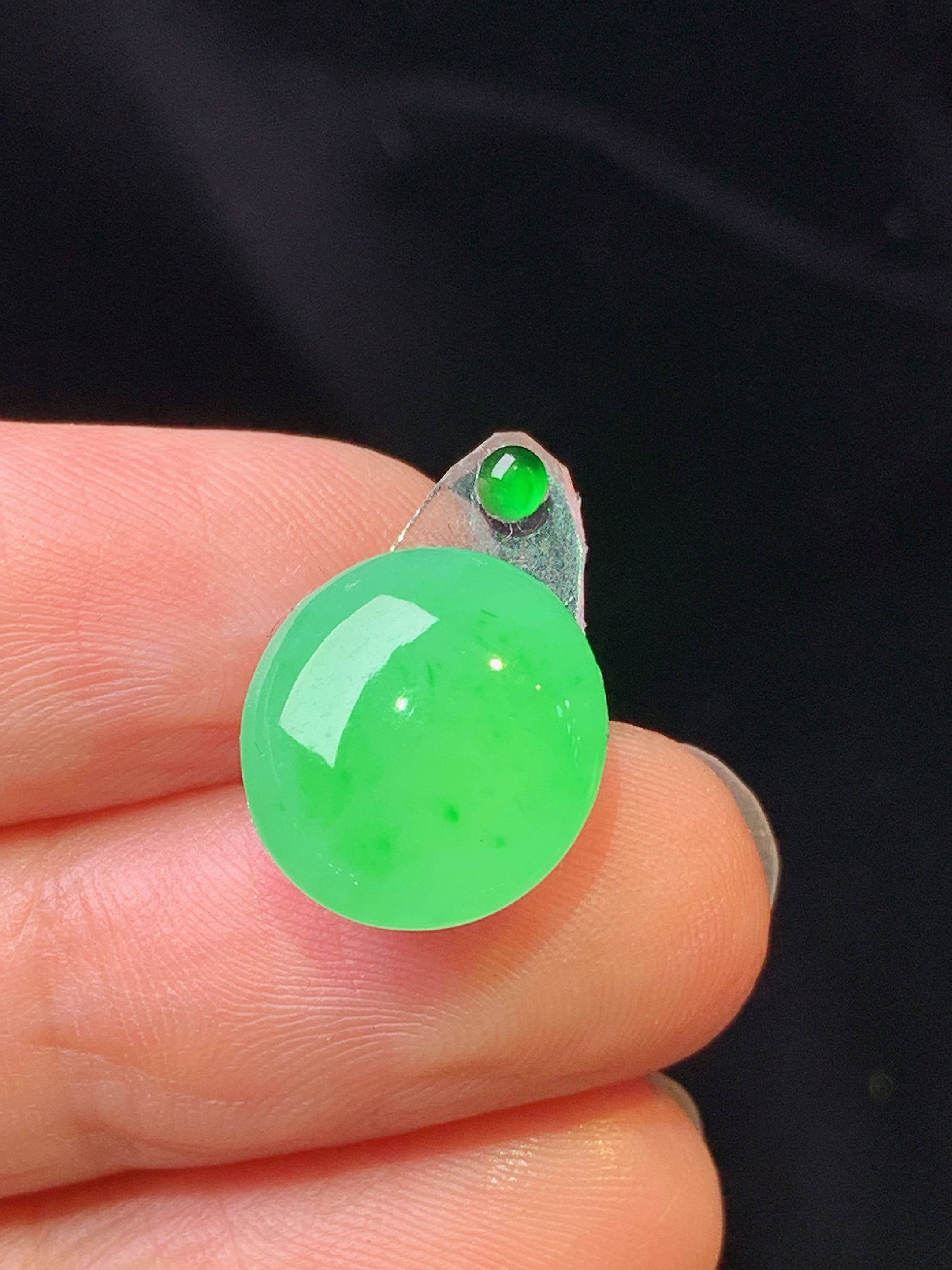 镶嵌款 翠绿蛋面吊坠 玉质细腻 色泽艳丽 整体尺寸13.2*12*4.6*2x