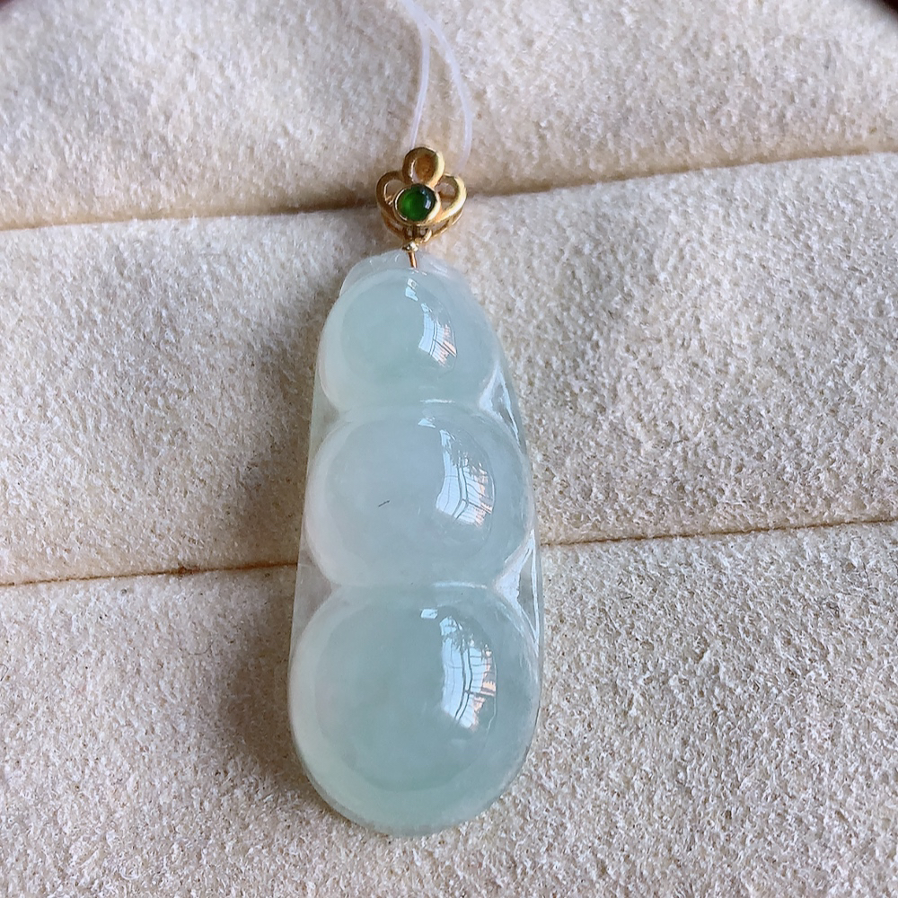 18k金扣冰润福豆翡翠挂件，老种 冰清玉洁  胶感十足  寓意“四季平安，福气满满”颜色鲜艳，清新自然，饱满通透   W49.12  尺寸：21.8-11.8-6.8mm