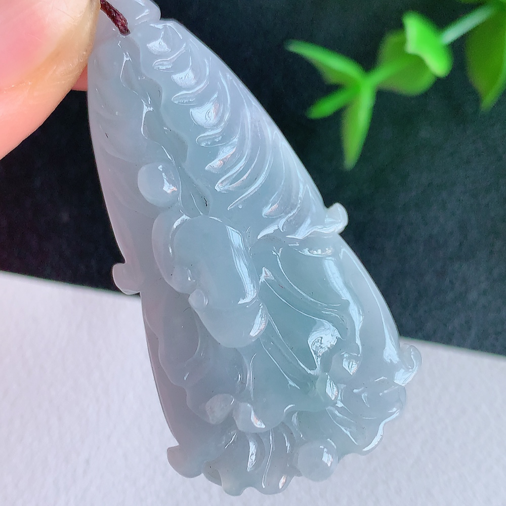 冰润精雕白菜吊坠  玉质细腻，巧雕白菜，叶脉纹理细密，饱和紧密;茎叶粗壮有力，白菜”音通“百财”，“玉”通“遇”，合起来就是“遇百财”之意，寄予事业生活中财源广进，一帆风顺 W41.12 尺寸：45.5-23-9.5mm
