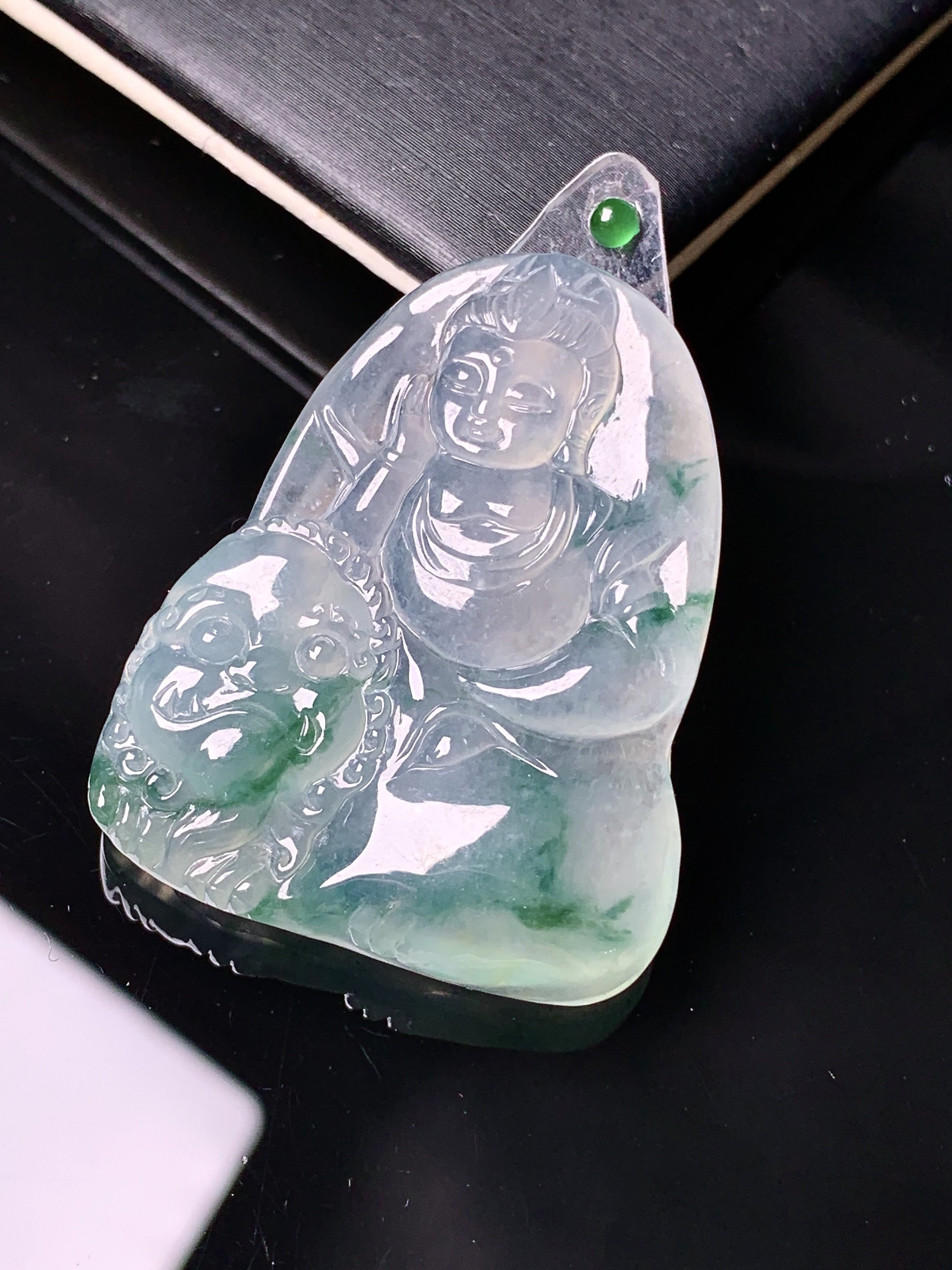 镶嵌款 飘绿文殊观音菩萨吊坠 玉质细腻 色泽艳丽 整体尺寸36.2*29.3*4.8