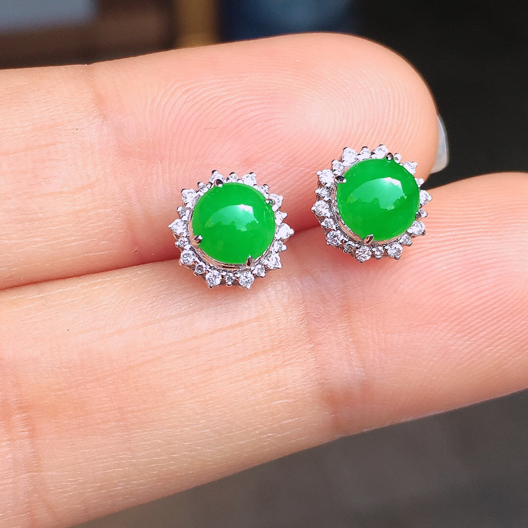 阳绿蛋面耳钉，色泽均匀艳丽，玉质细腻，荧光感超
强，饱满圆润，尽显优雅气质，18k
金豪华镶嵌