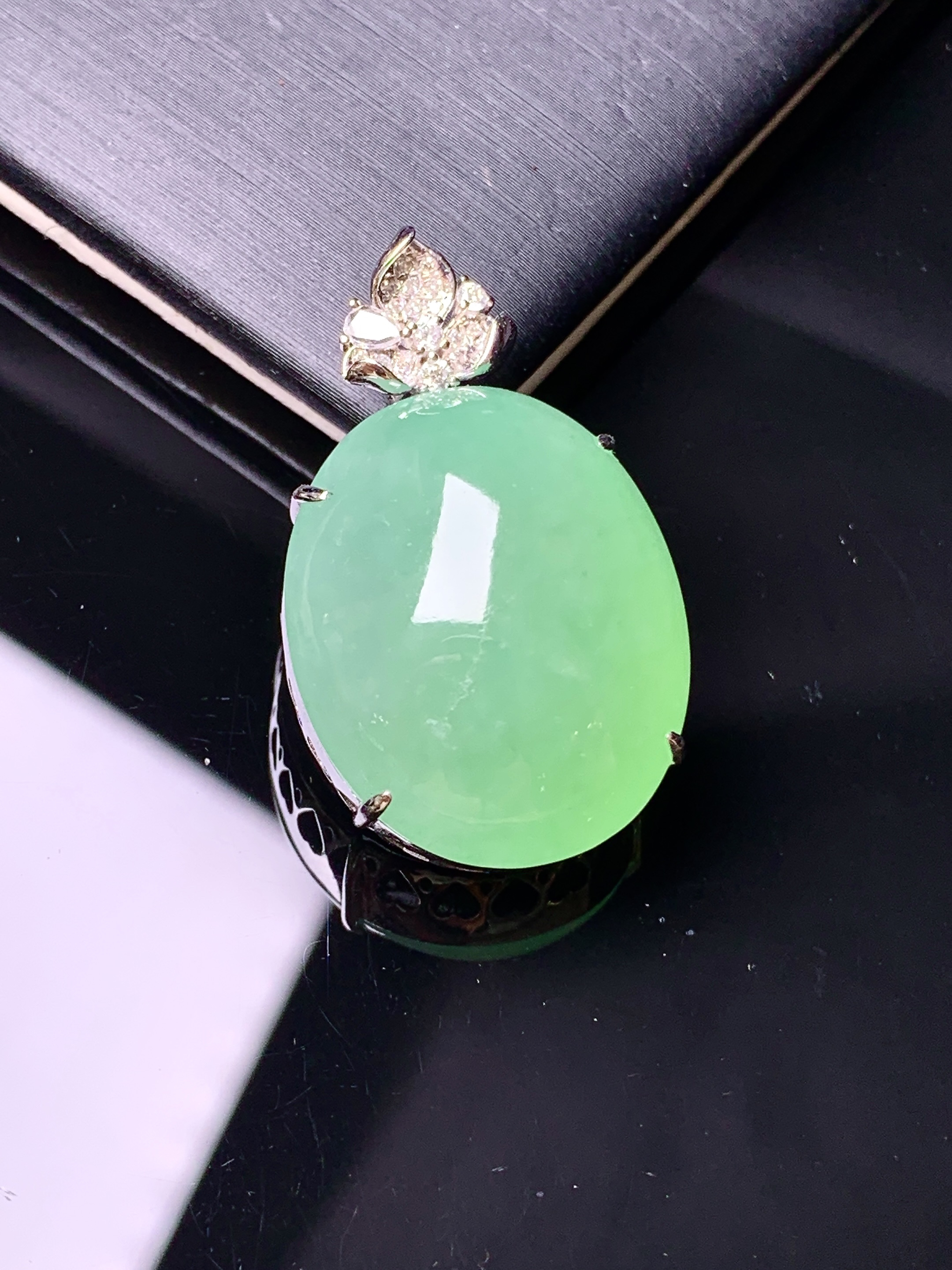18k金钻镶嵌翠绿蛋面吊坠 玉质细腻 色泽艳丽 整体尺寸30.8*18.8*11.5f1