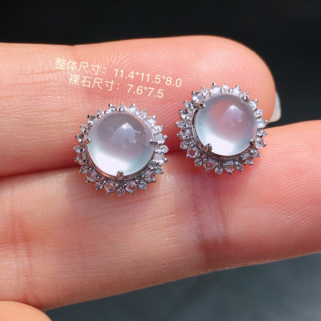 玻璃种蛋面耳钉，玉质细腻，荧光感超
强，饱满圆润，尽显优雅气质，18k
金豪华镶嵌