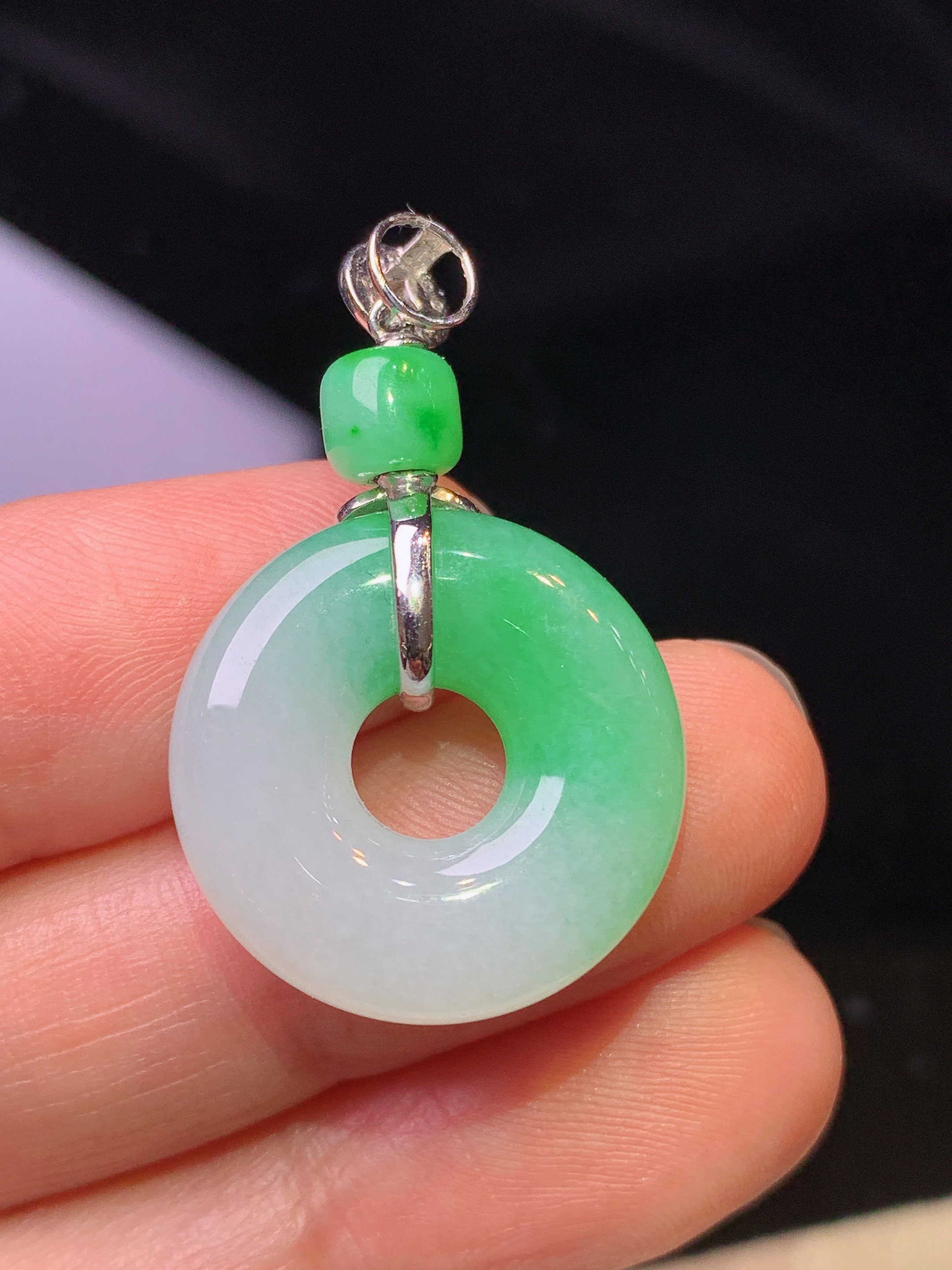 18k金镶嵌飘绿平安环吊坠 玉质细腻 色泽艳丽 整体尺寸32.3*20*5.6m1