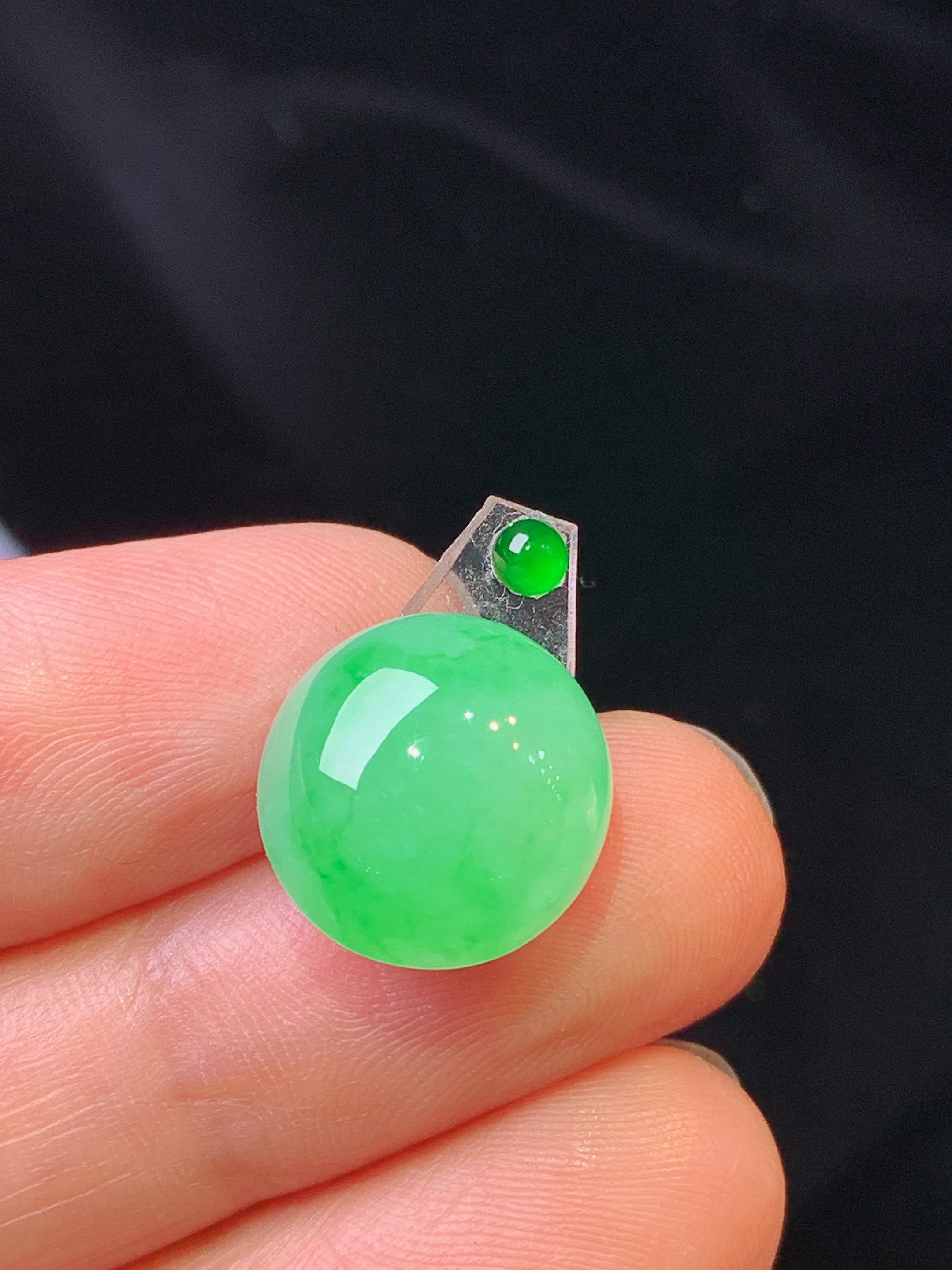 镶嵌款 翠绿蛋面吊坠 玉质细腻 色泽艳丽 整体尺寸13.5*12.8*5.5*2x