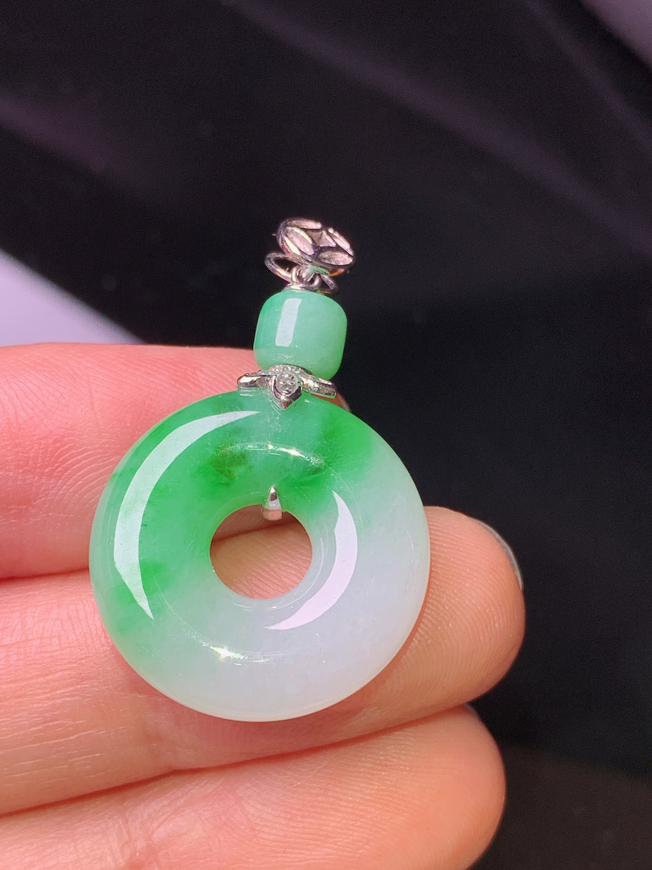 18k金镶嵌飘绿平安环吊坠 玉质细腻 色泽艳丽 整体尺寸32.3*20*5.6m1