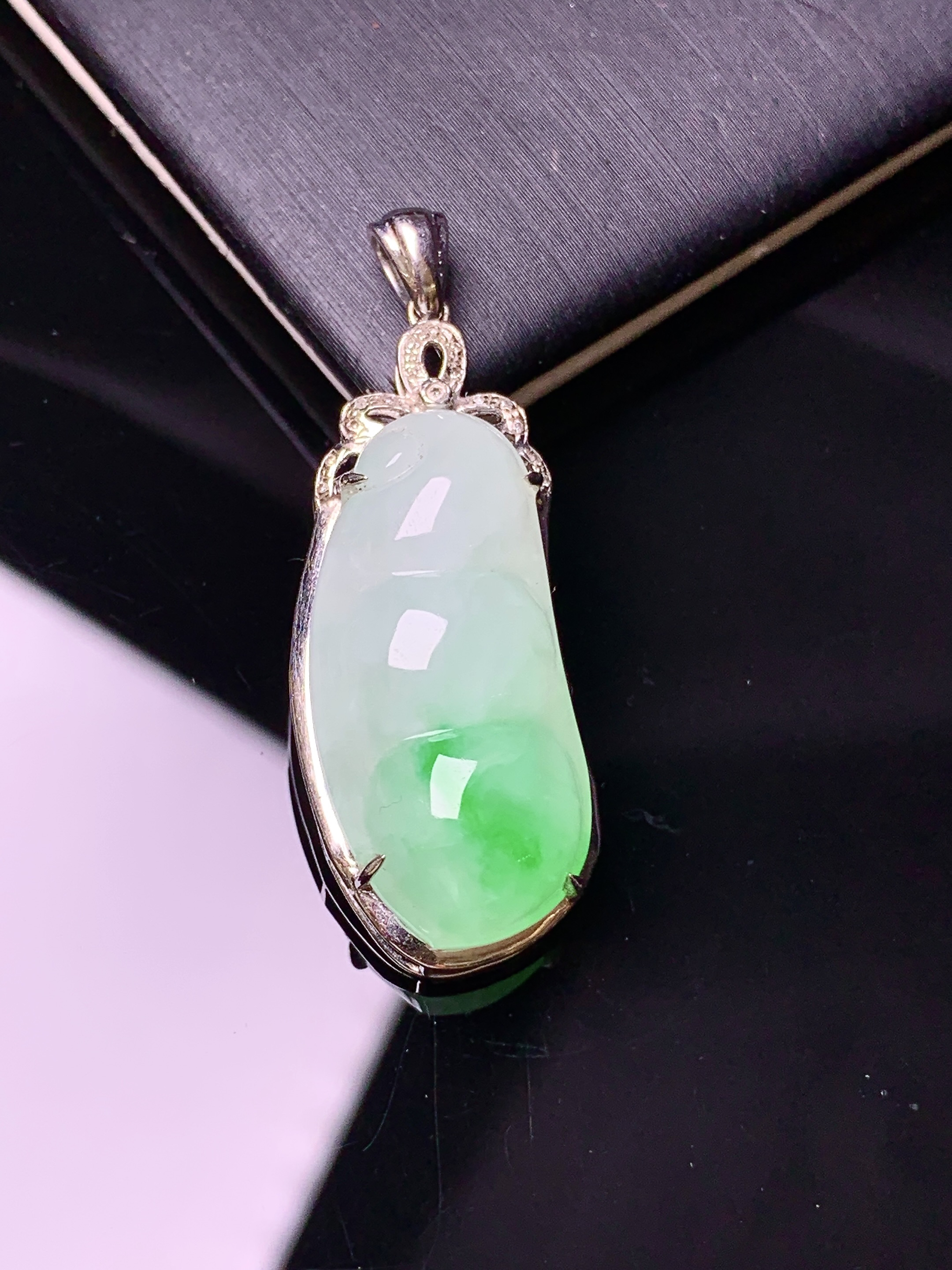 18k金钻镶嵌飘绿四季豆吊坠 玉质细腻 色泽艳丽 整体尺寸36.3*13.2*8.2m1