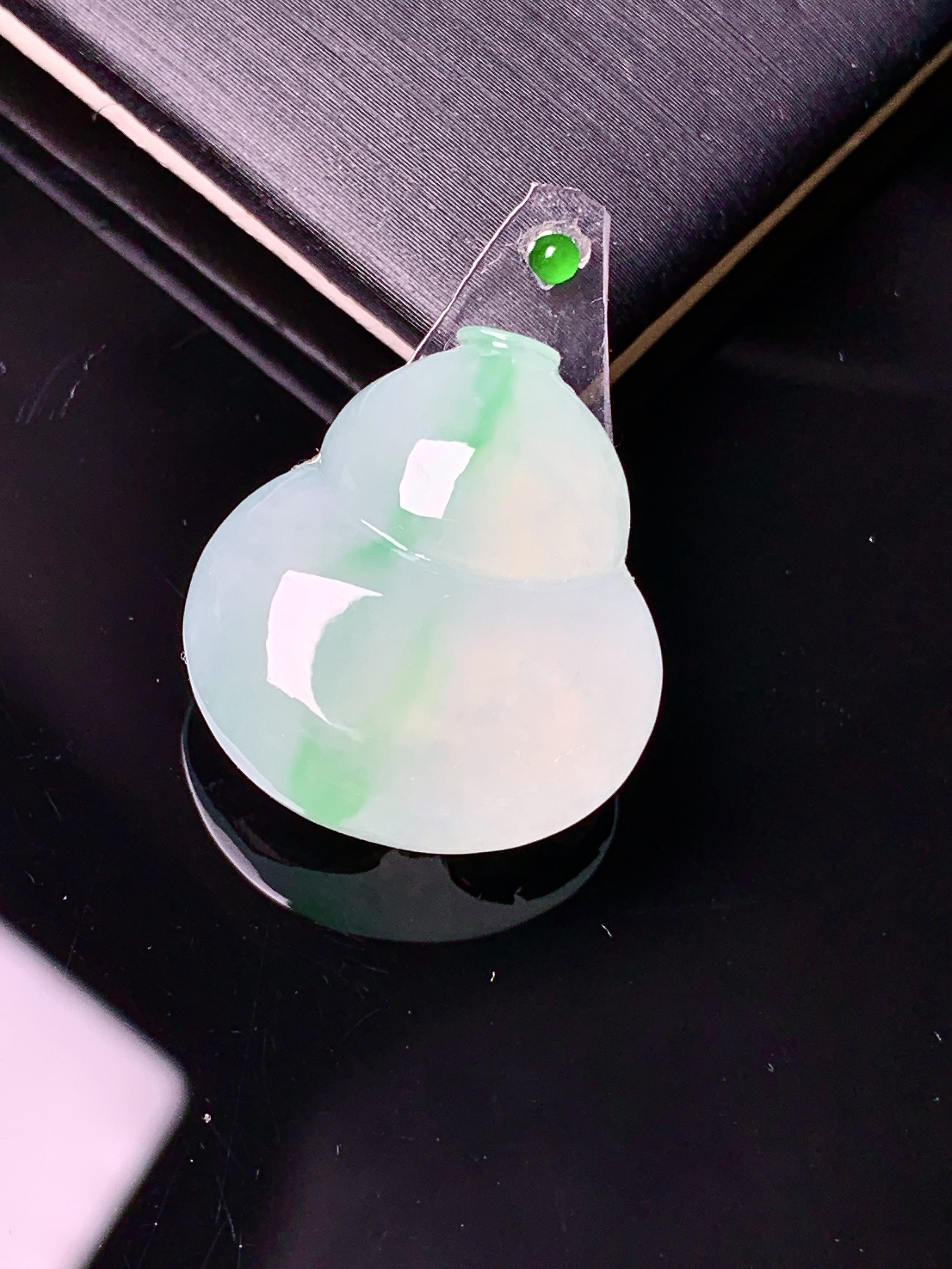 镶嵌款 飘绿葫芦吊坠 玉质细腻 色泽艳丽 整体尺寸20.6*18.8*6*2x