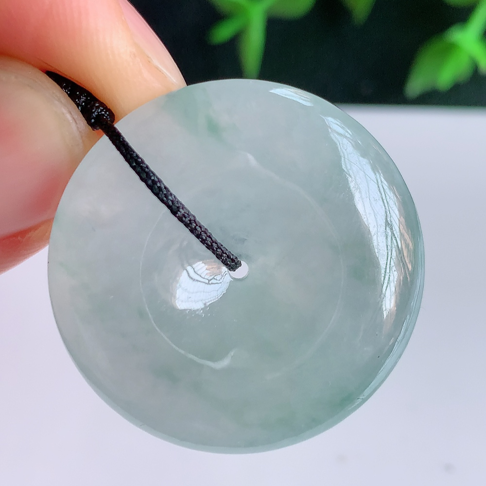 冰润飘花平安扣吊坠，厚装饱满，冰润剔透，细腻水足，种质润泽，飘花灵动，佩戴优雅大气，W41.12  