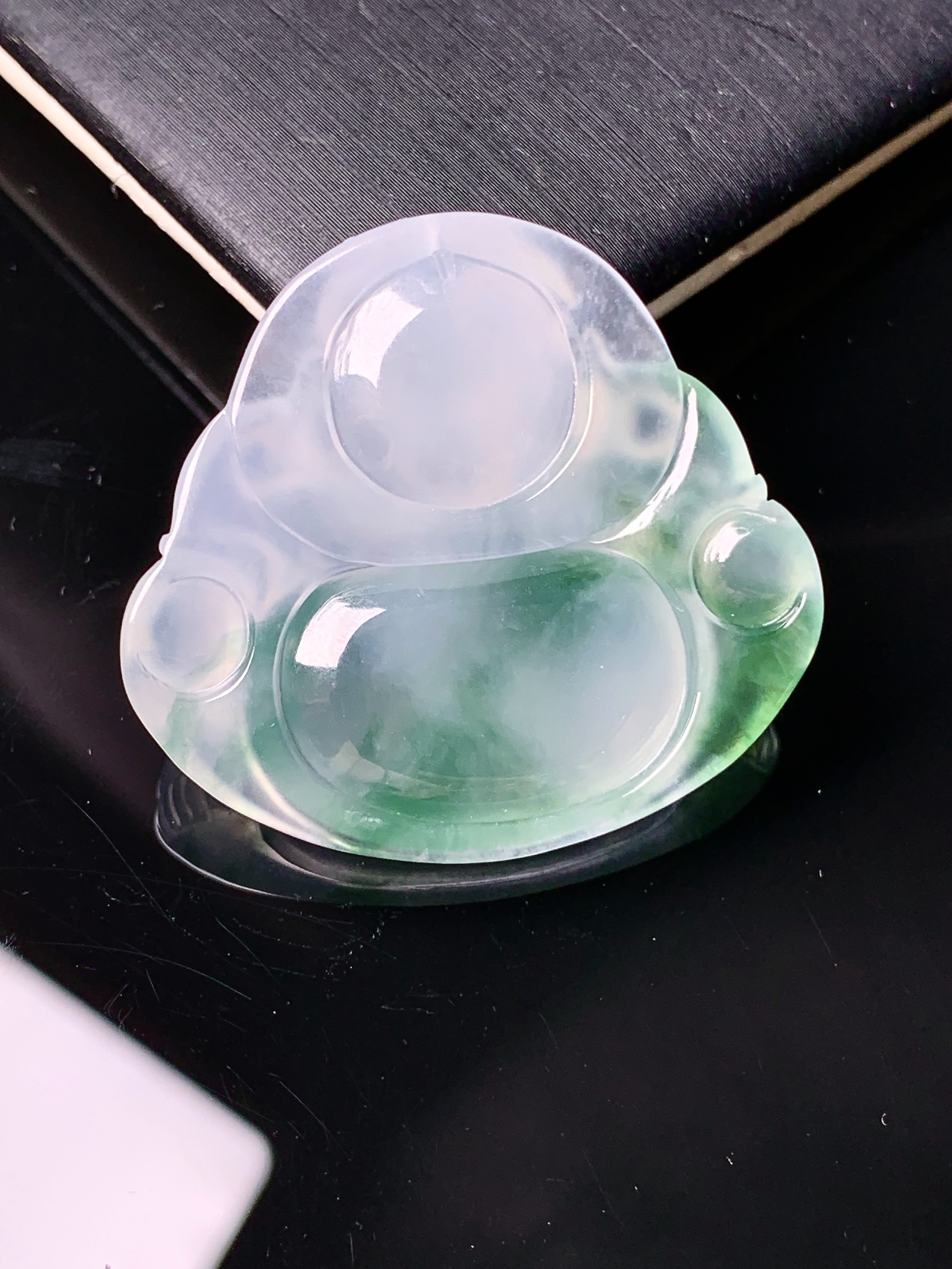 飘绿佛公吊坠 玉质细腻 色泽艳丽 整体尺寸30.9*33.8*5.6d1