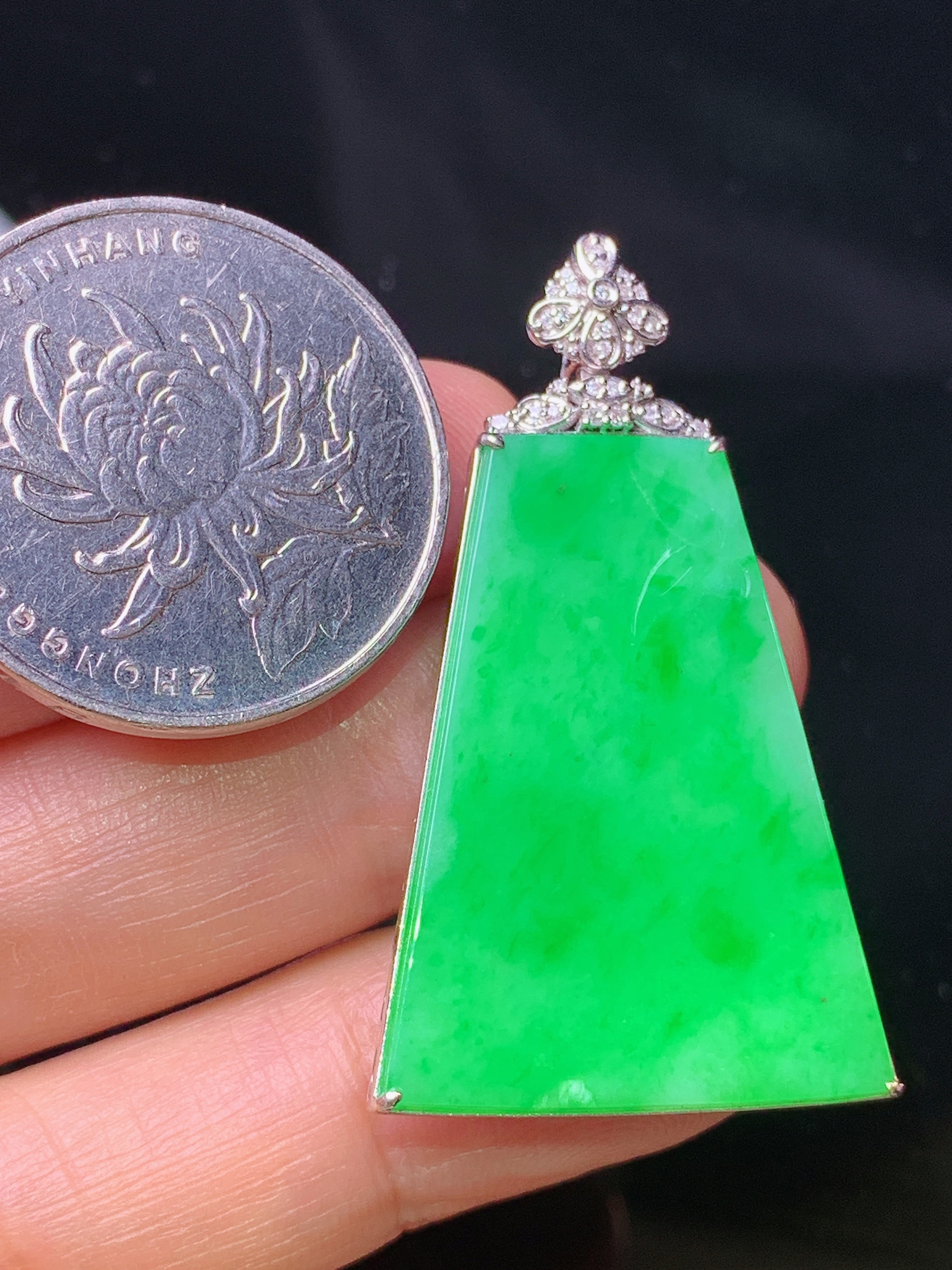 18k金钻镶嵌翠绿无事牌吊坠 玉质细腻 色泽艳丽 整体尺寸40.5*21.5*5.2j2