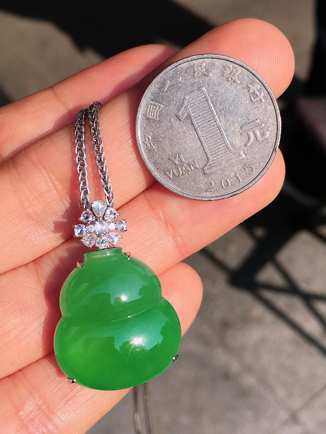 阳绿葫芦吊坠，色泽均匀艳丽，玉质细腻，荧光感超
强，饱满圆润，尽显优雅气质，18k
金豪华镶嵌