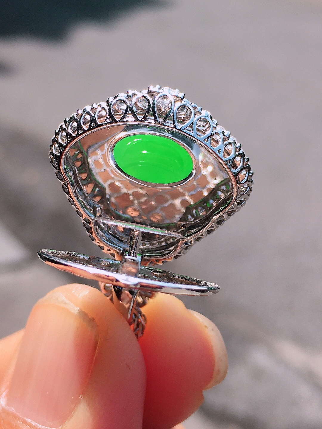 阳绿佛公吊坠，色泽均匀艳丽，玉质细腻，荧光感超
强，饱满圆润，尽显优雅气质，18k
金豪华镶嵌