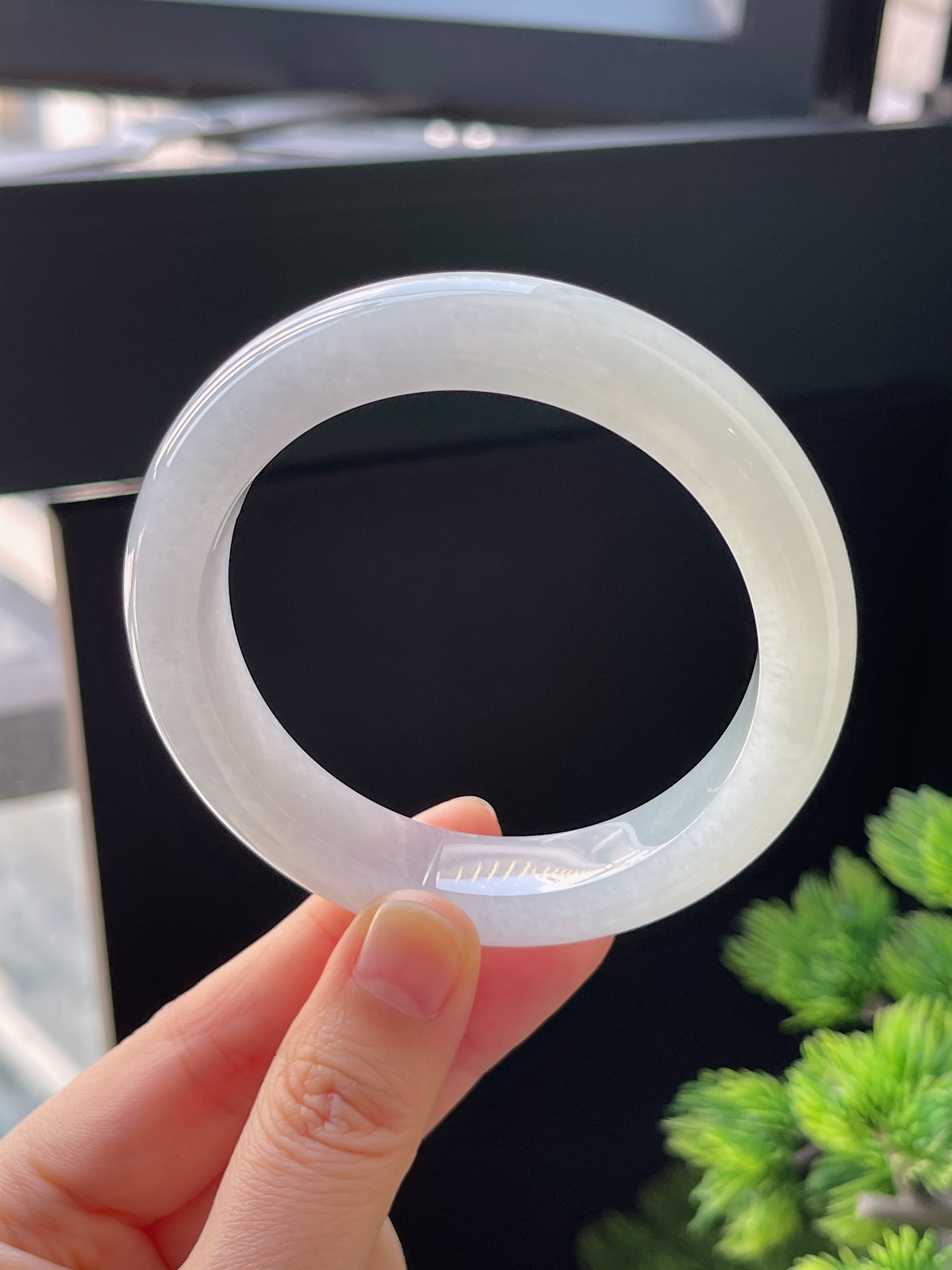 正圈56.6圈口，翡翠冰糯种淡绿色厚装正圈手镯