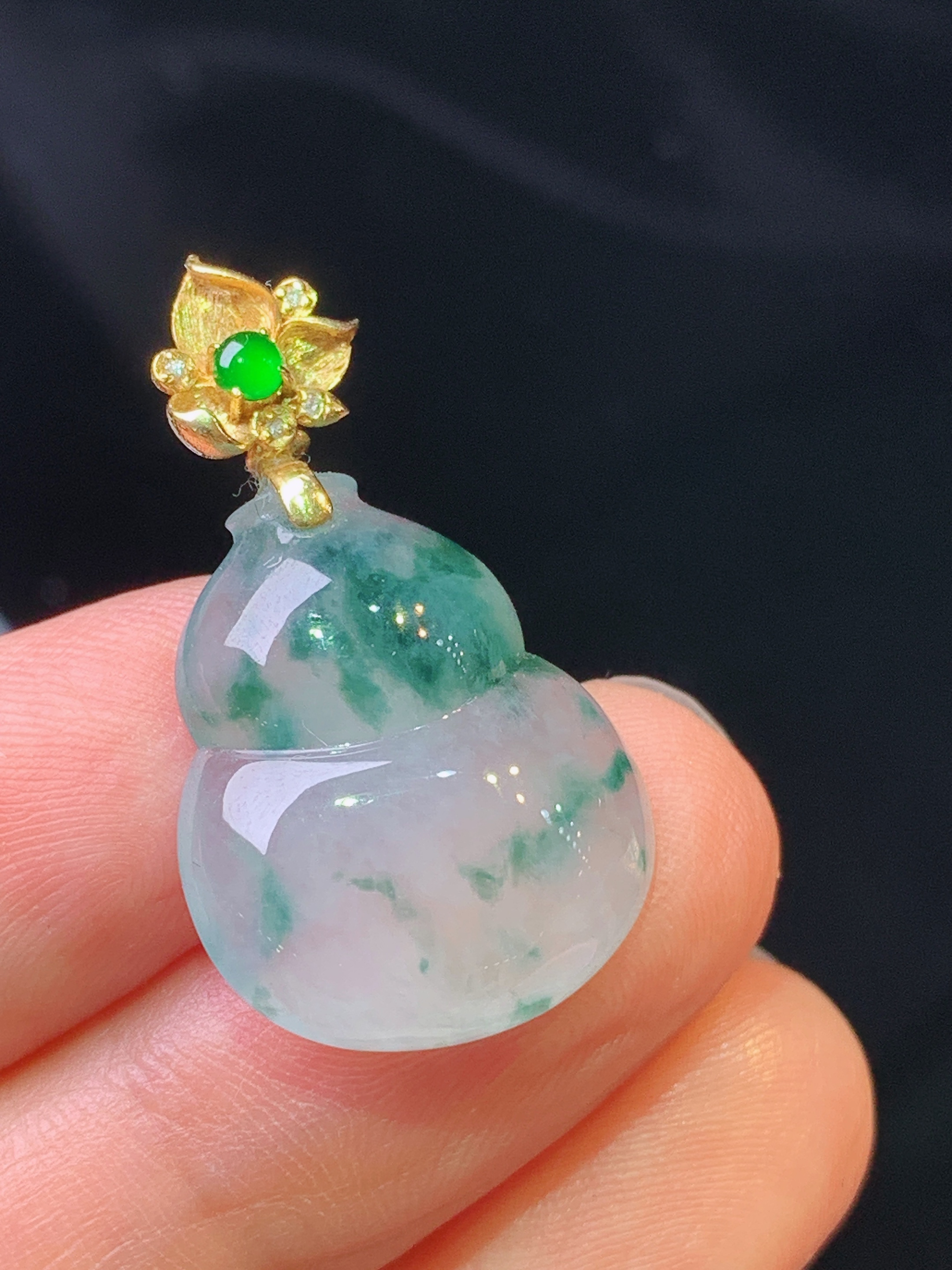 18k金镶嵌冰种飘绿葫芦吊坠 玉质细腻 色泽艳丽 整体尺寸29*16.6*5.2*2x