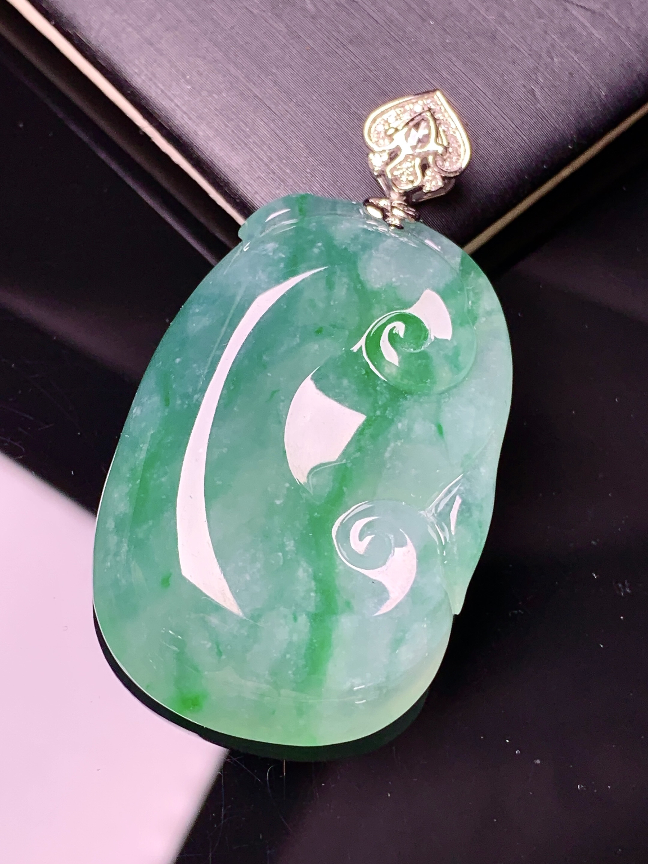 18k金钻镶嵌飘绿如意吊坠 玉质细腻 色泽艳丽 整体尺寸49*26.3*8.2f1