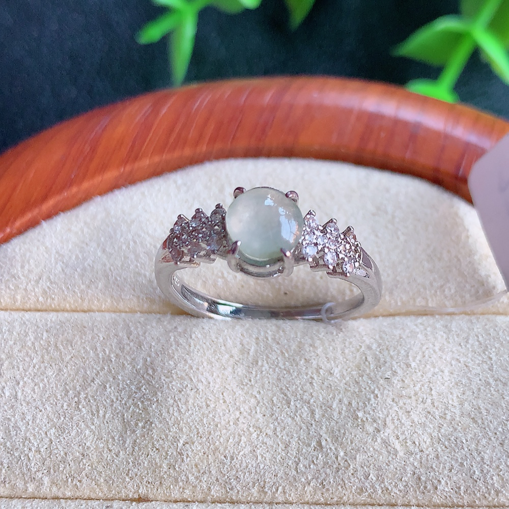 冰润精美环形翡翠戒指  玉质细腻  冰清玉润    颜色漂亮  W49.15   内径尺寸：17.5