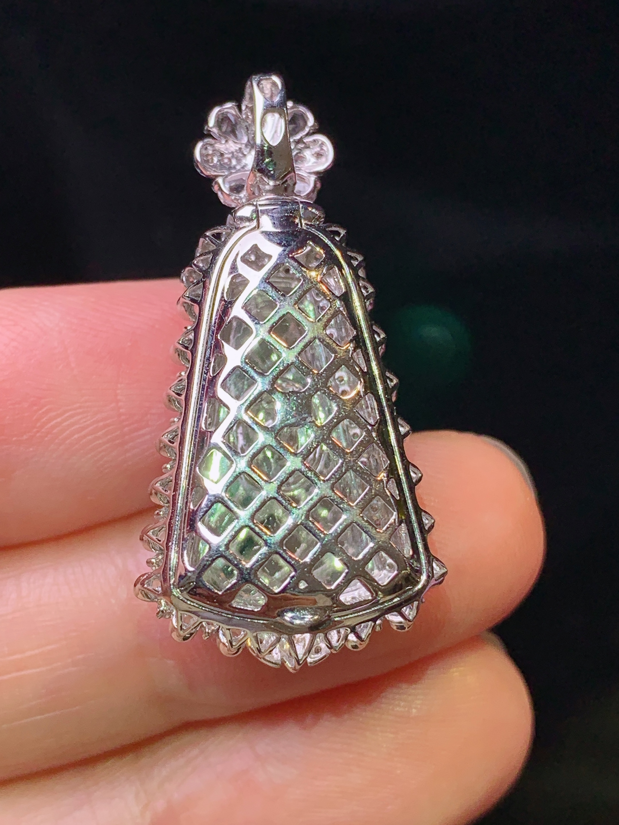 18k金钻镶嵌满绿无事牌吊坠 玉质细腻 色泽艳丽 整体尺寸33.2*16.7*10.7c2