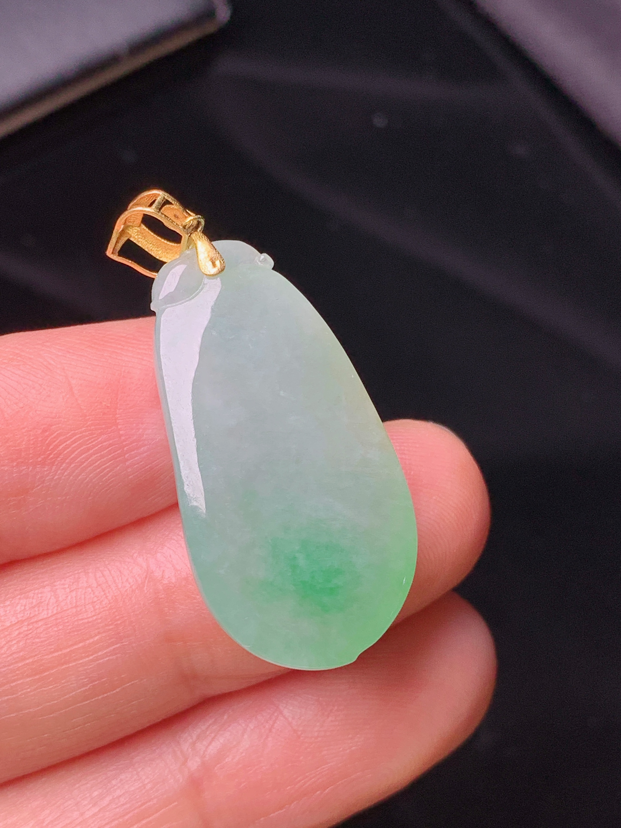 18k金镶嵌飘绿福瓜吊坠 玉质细腻 色泽艳丽 整体尺寸35.8*15*7m1