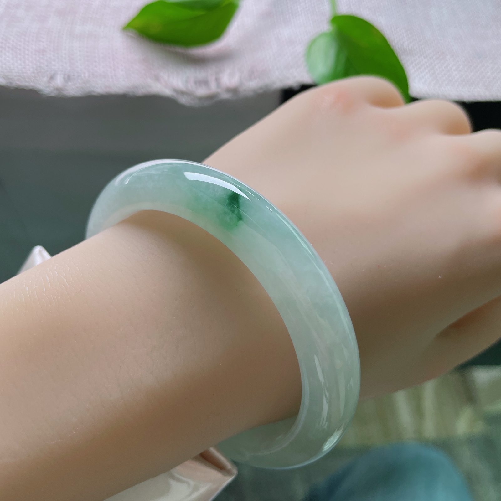 57.2/11.3/8.6，飘花正圈，料子干净清润，冰底飘绿，是自然泼洒的青釉墨痕。完美