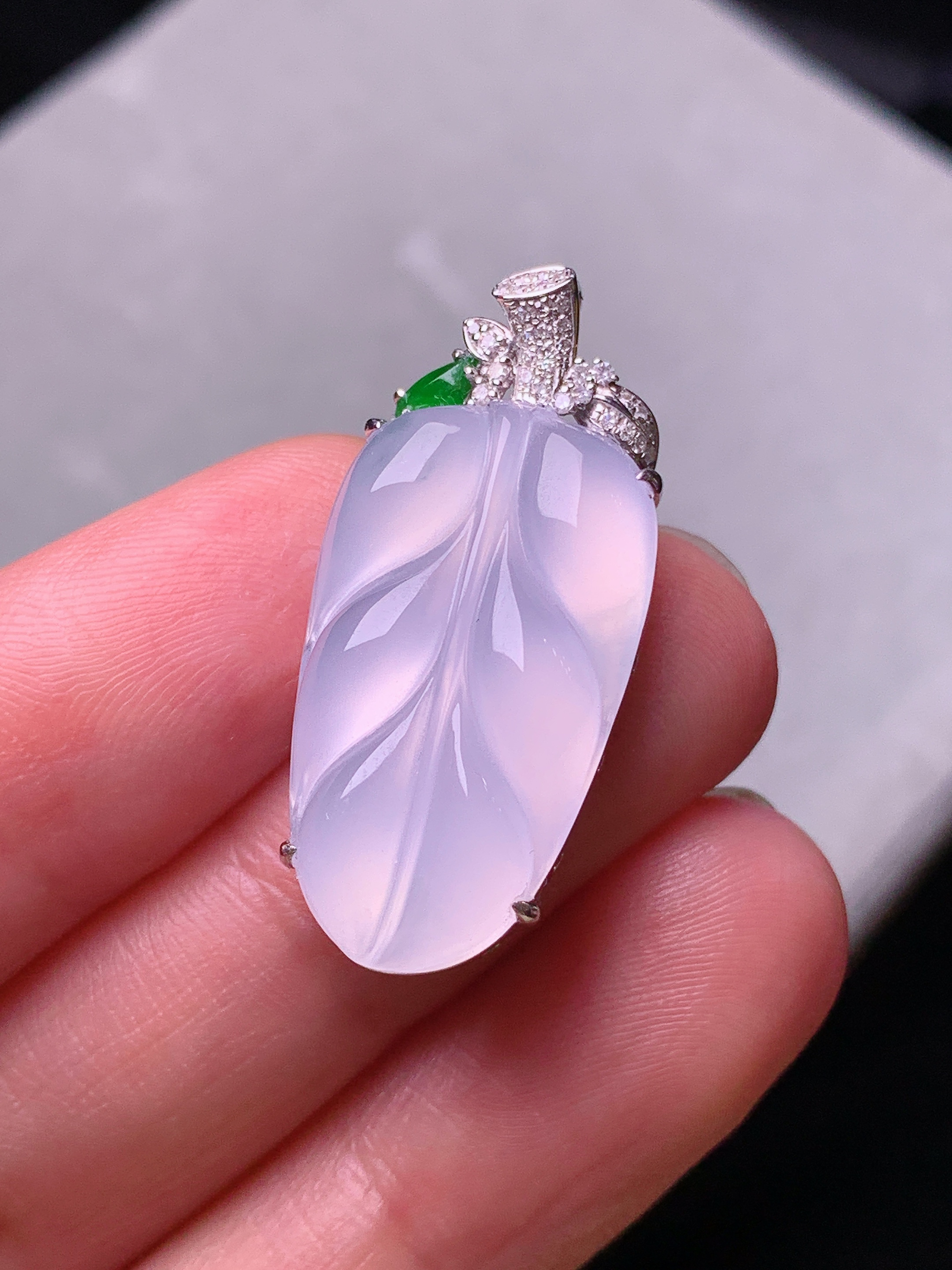 18k金钻镶嵌冰种树叶吊坠 玉质细腻 色泽艳丽 整体尺寸30.5*13.8*6.5y4