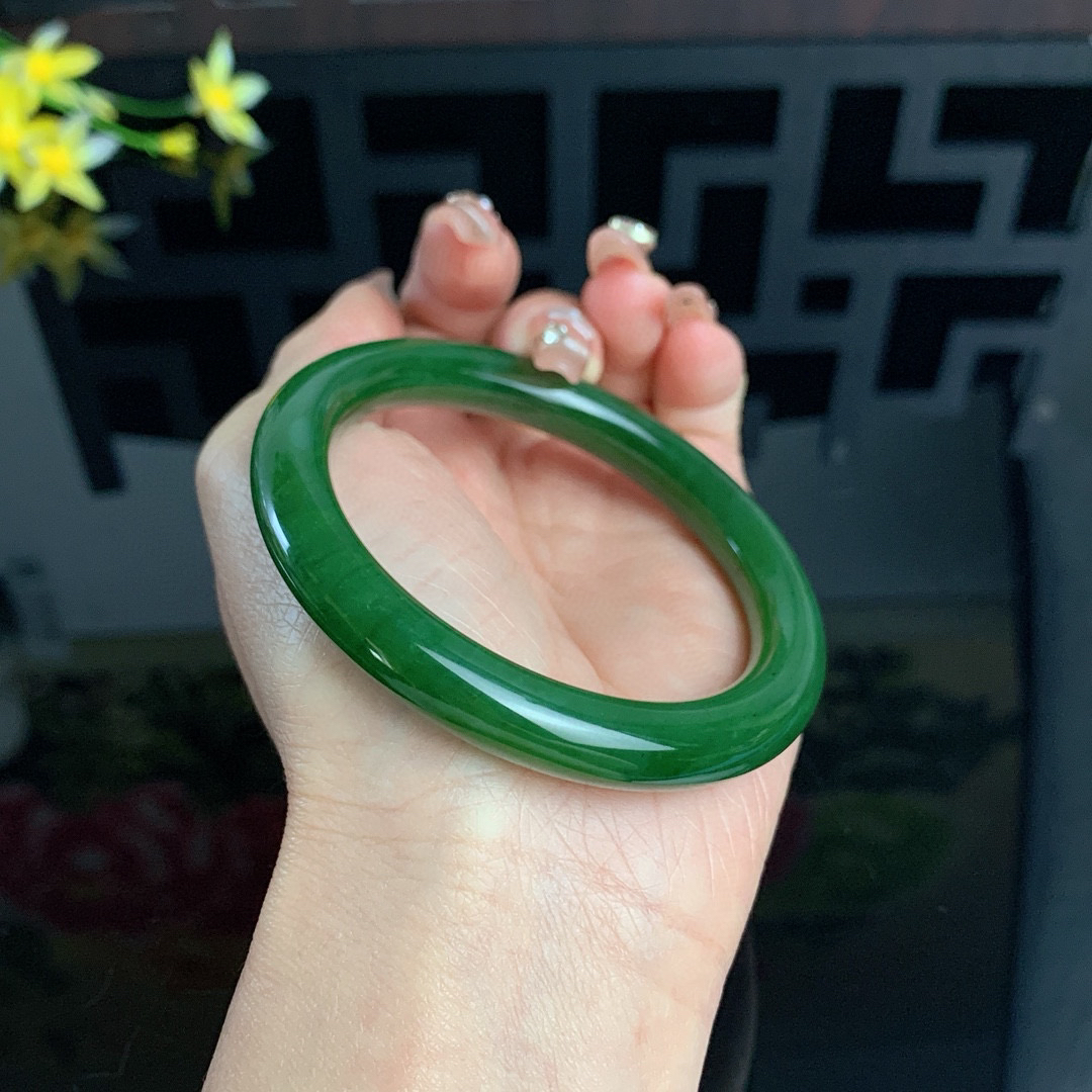 和田玉57圈口菠菜绿圆条碧玉手镯，玉质细腻油润 底色纯净 无纹裂 脂粉好，品质高。