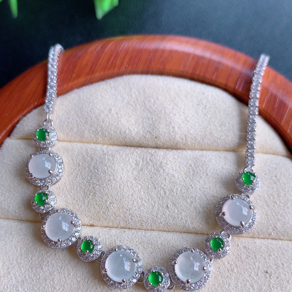 冰润翡翠蛋面手链，水水润润，珠圆玉润，颜色鲜艳，妙明清净，清秀高雅，佩戴效果优雅迷人！性价比超值 W815.12  取一尺寸：8-6mm    裸石尺寸：5.5mm