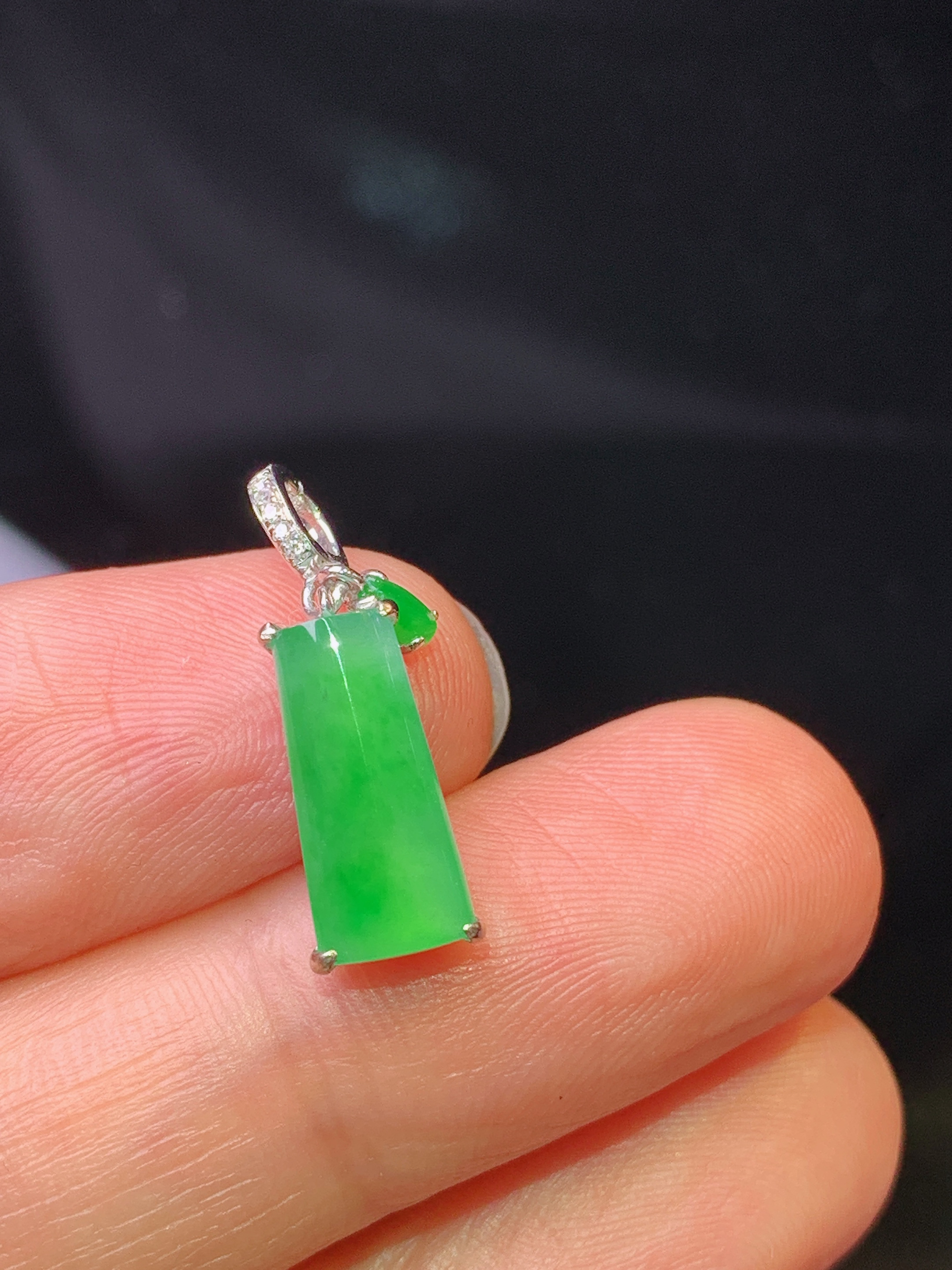 18k金钻镶嵌翠绿玉柱吊坠 玉质细腻 色泽艳丽 整体尺寸19.3*6*3.5j2
