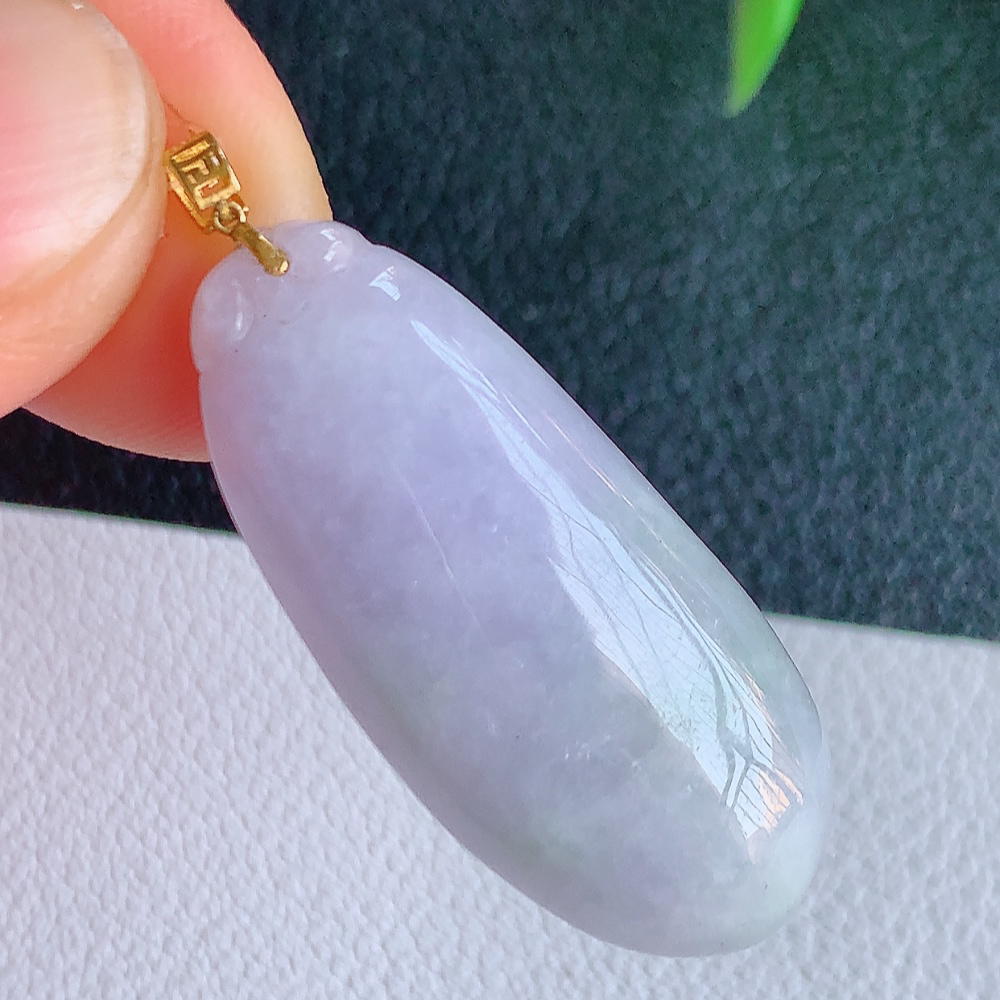 18k金扣冰润紫罗兰福瓜翡翠吊坠，呱呱来财，福气满满的美好寓意，清新自然  沁人心脾，造型独特，清秀高雅  W49.9 尺寸：32.5-14-5.8mm