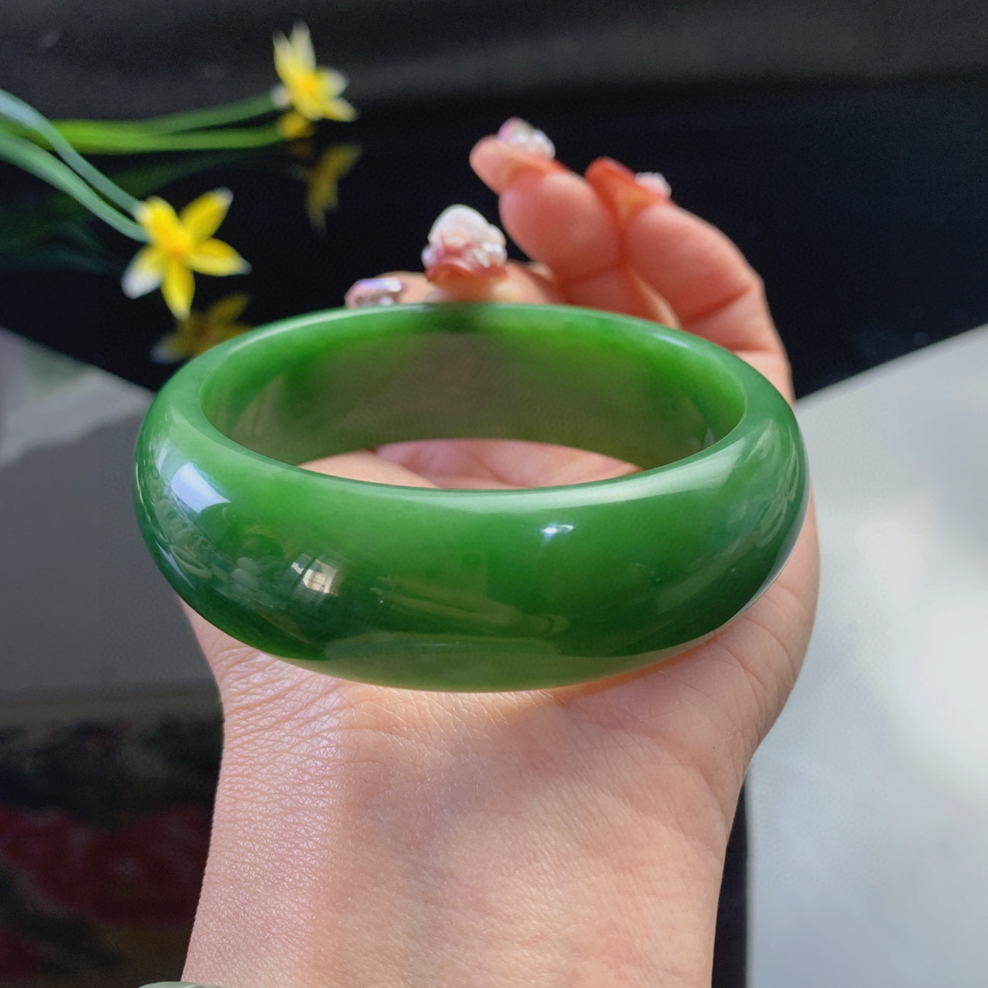 珍藏品，和田玉碧玉58圈口阳绿色宽版手镯，玉质细腻油润 底色纯净 脂粉好，品质好