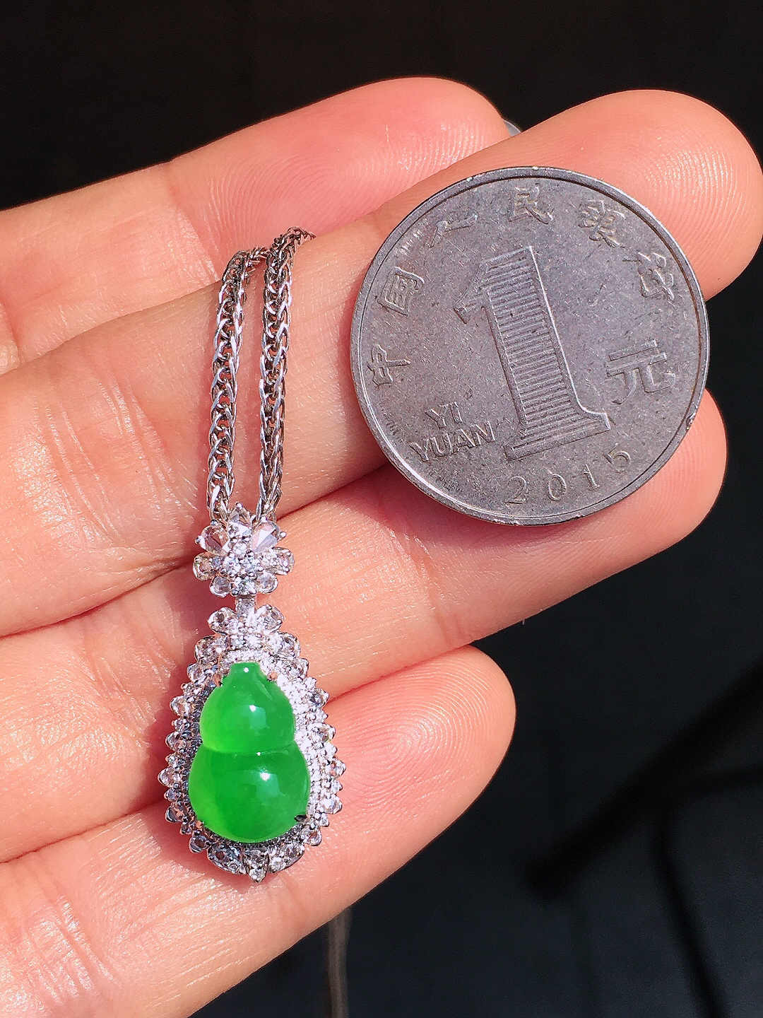 阳绿葫芦吊坠，色泽均匀艳丽，玉质细腻，荧光感超
强，饱满圆润，尽显优雅气质，18k
金豪华镶嵌