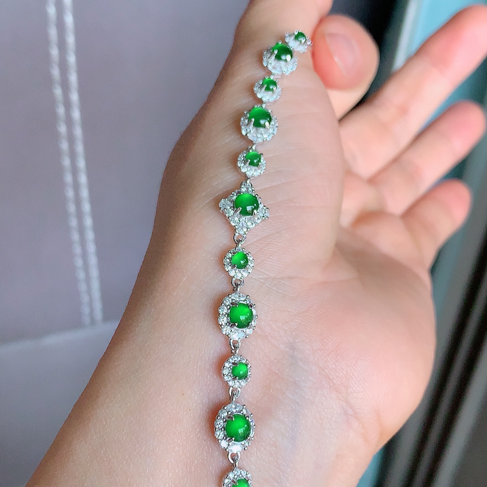 冰润满绿翡翠蛋面手链，水水润润，珠圆玉润，颜色鲜艳，妙明清净，清秀高雅，佩戴效果优雅迷人！性价比超值