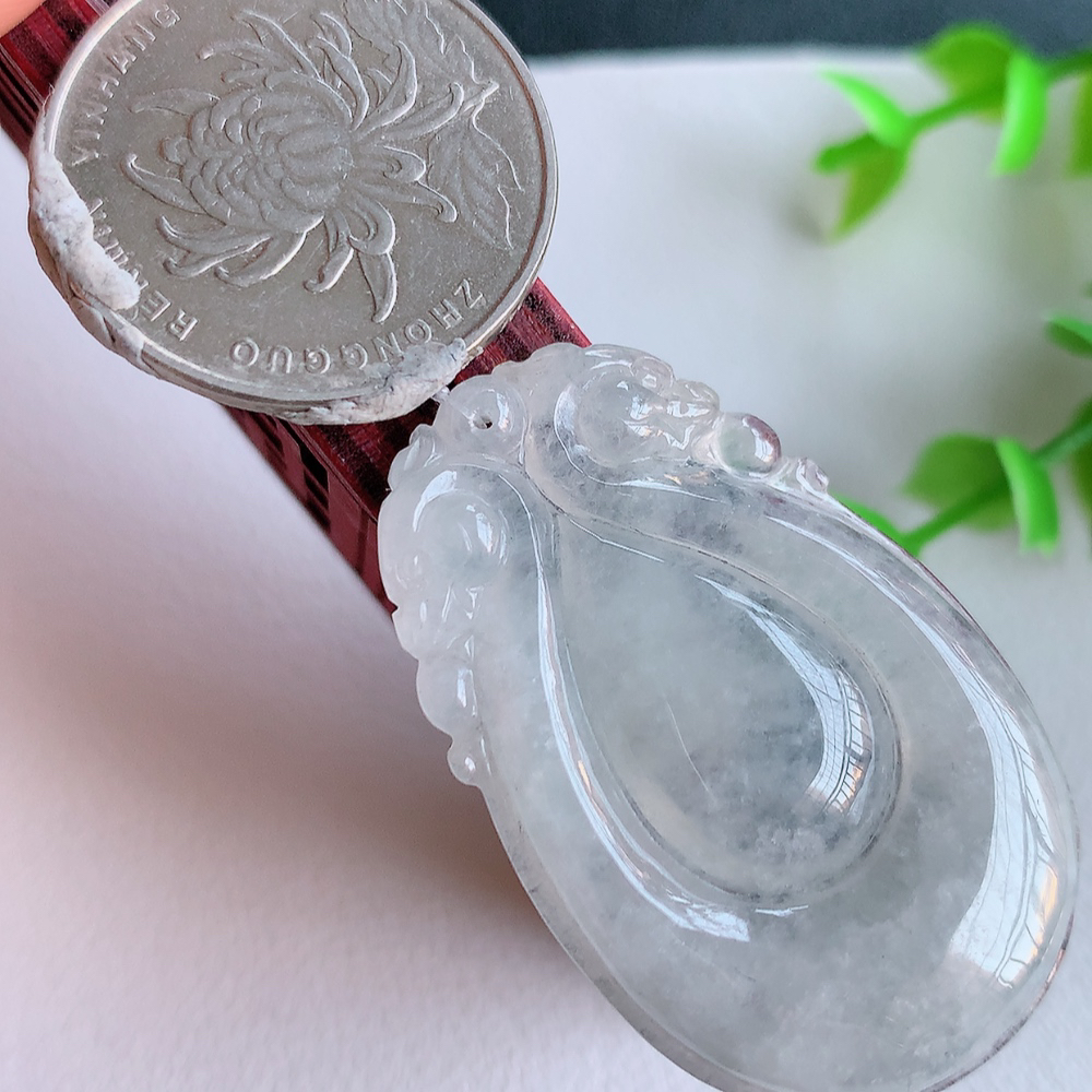 冰润福贝翡翠吊坠，寓意“辈辈有福，财源广进”水足莹润。通体清新通透，佩戴效果优雅迷人，W49.12 尺寸：41.5-26-5mm
