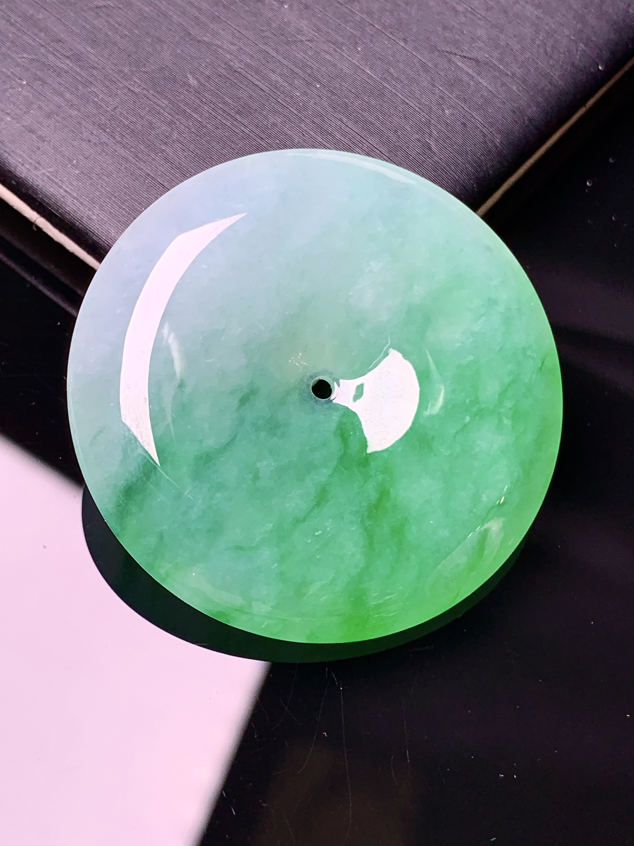 飘绿平安扣吊坠 玉质细腻 色泽艳丽 整体尺寸34.8*6.3