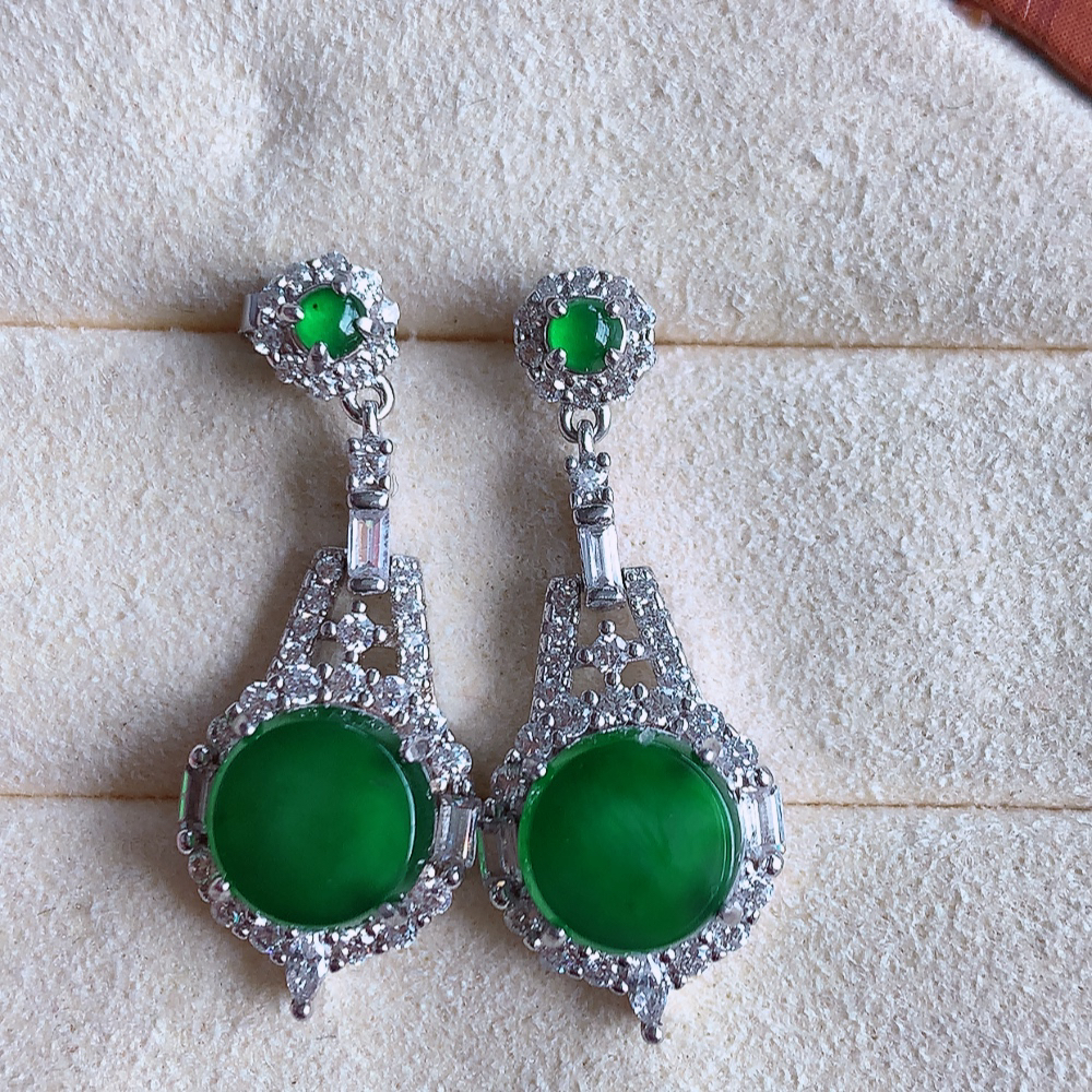 冰润满绿翡翠耳坠，自然光实拍，颜色漂亮，种老水足，品相佳，佩戴佳品！W502.12  取一尺寸： 2