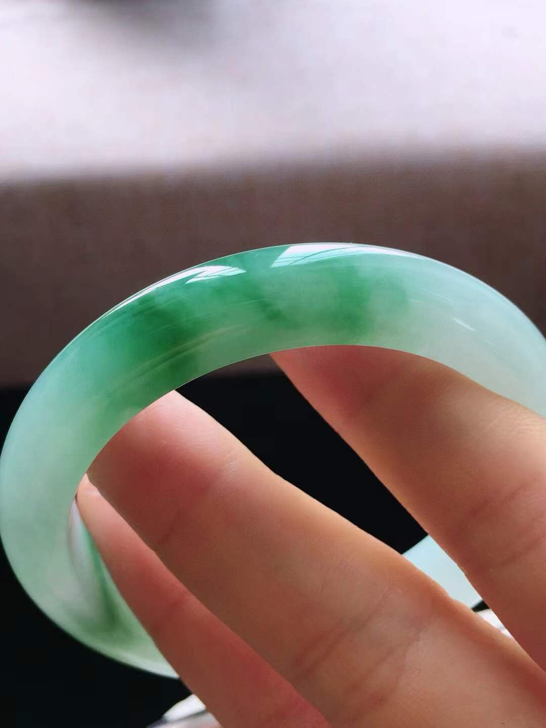 【翡翠名称】老坑冰种冰飘花54.3正圈口手镯
【翡翠尺寸】54.3*10.8*8.2mm适合53-55.5正圈口佩戴
【翡翠描述】宝贝种老水足，玉质细腻，色泽靓丽，性价比高，佩戴效果好！
【其它赠送】权威证书/精美挂绳盒子/支持全国复检