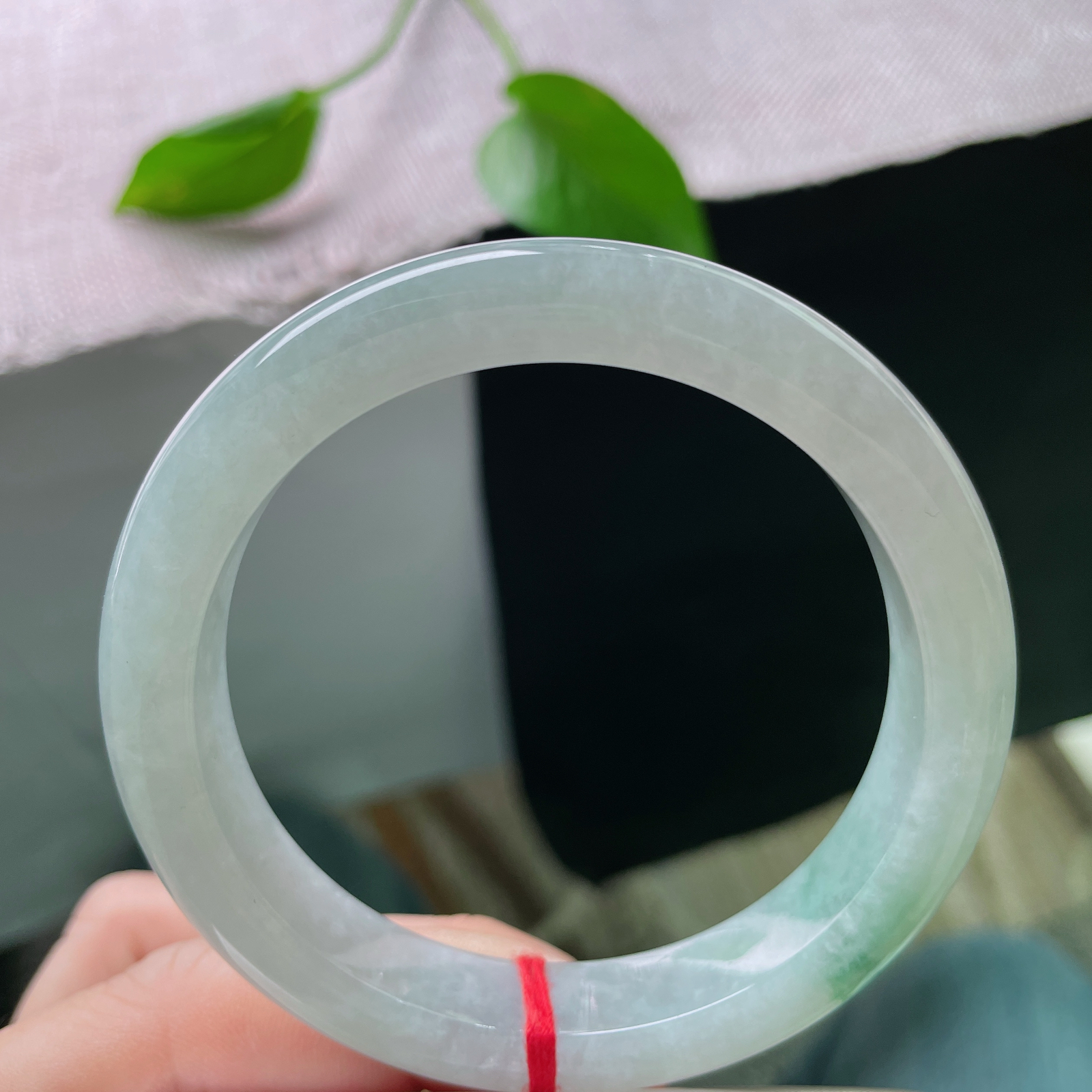 57.2/11.3/8.6，飘花正圈，料子干净清润，冰底飘绿，是自然泼洒的青釉墨痕。完美