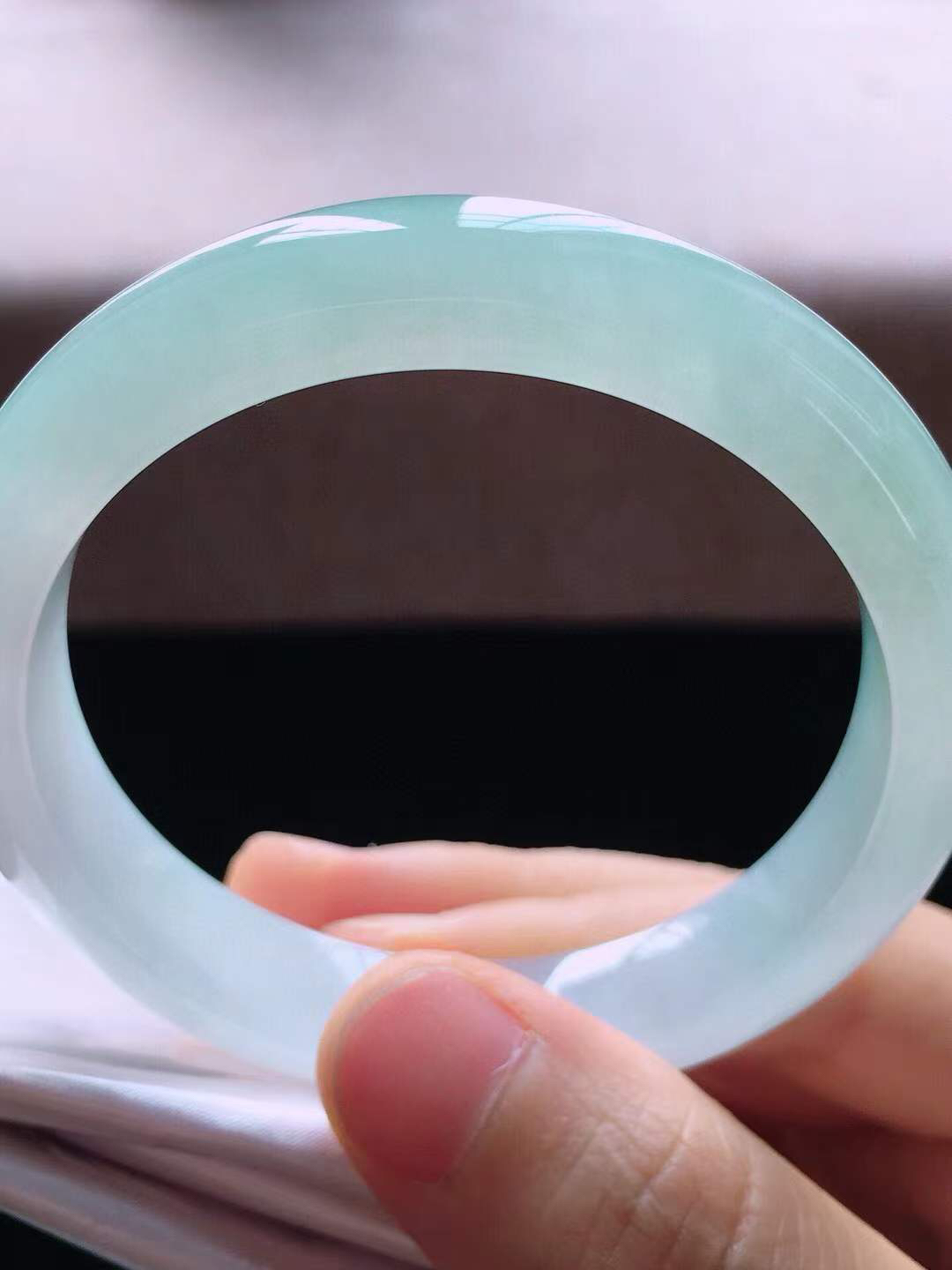 【翡翠名称】老坑种冰晴底色53正圈口手镯
【翡翠尺寸】53*11*7.5mm适合52-54正圈口佩戴
【翡翠描述】宝贝种老水足，玉质细腻，色泽靓丽，性价比高，佩戴效果好！
【其它赠送】权威证书/精美挂绳盒子/支持全国复检