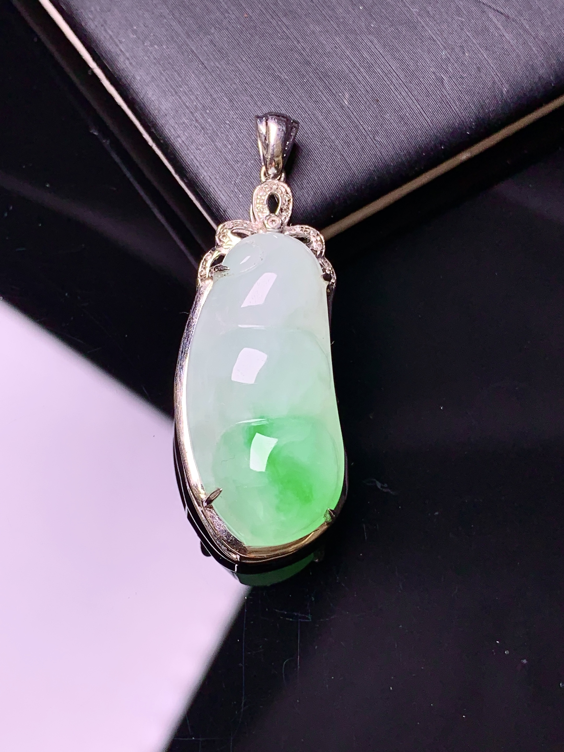 18k金钻镶嵌飘绿四季豆吊坠 玉质细腻 色泽艳丽 整体尺寸36.3*13.2*8.2m1