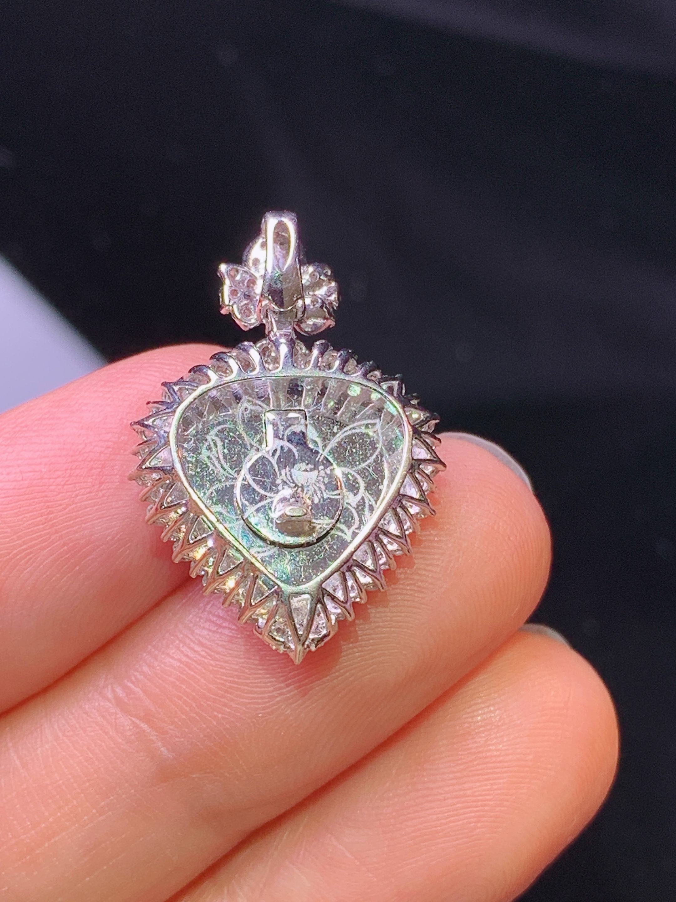 18k金钻镶嵌满绿树叶吊坠 玉质细腻 色泽艳丽 整体尺寸24.5*16.6*7.3c2