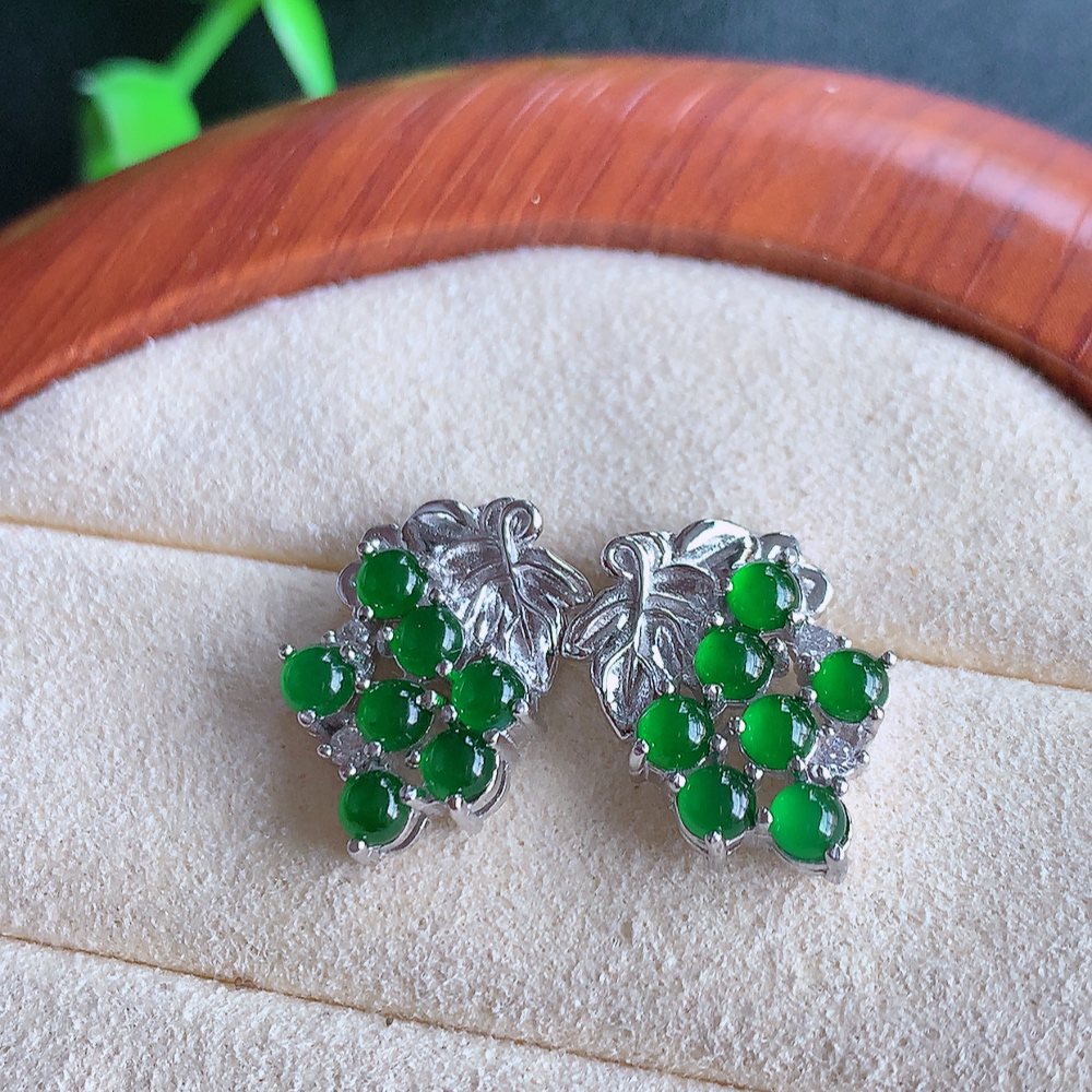 冰润满绿翡翠耳坠，自然光实拍，颜色漂亮，种老水足，品相佳，佩戴佳品！W815.12  取一尺寸： 1