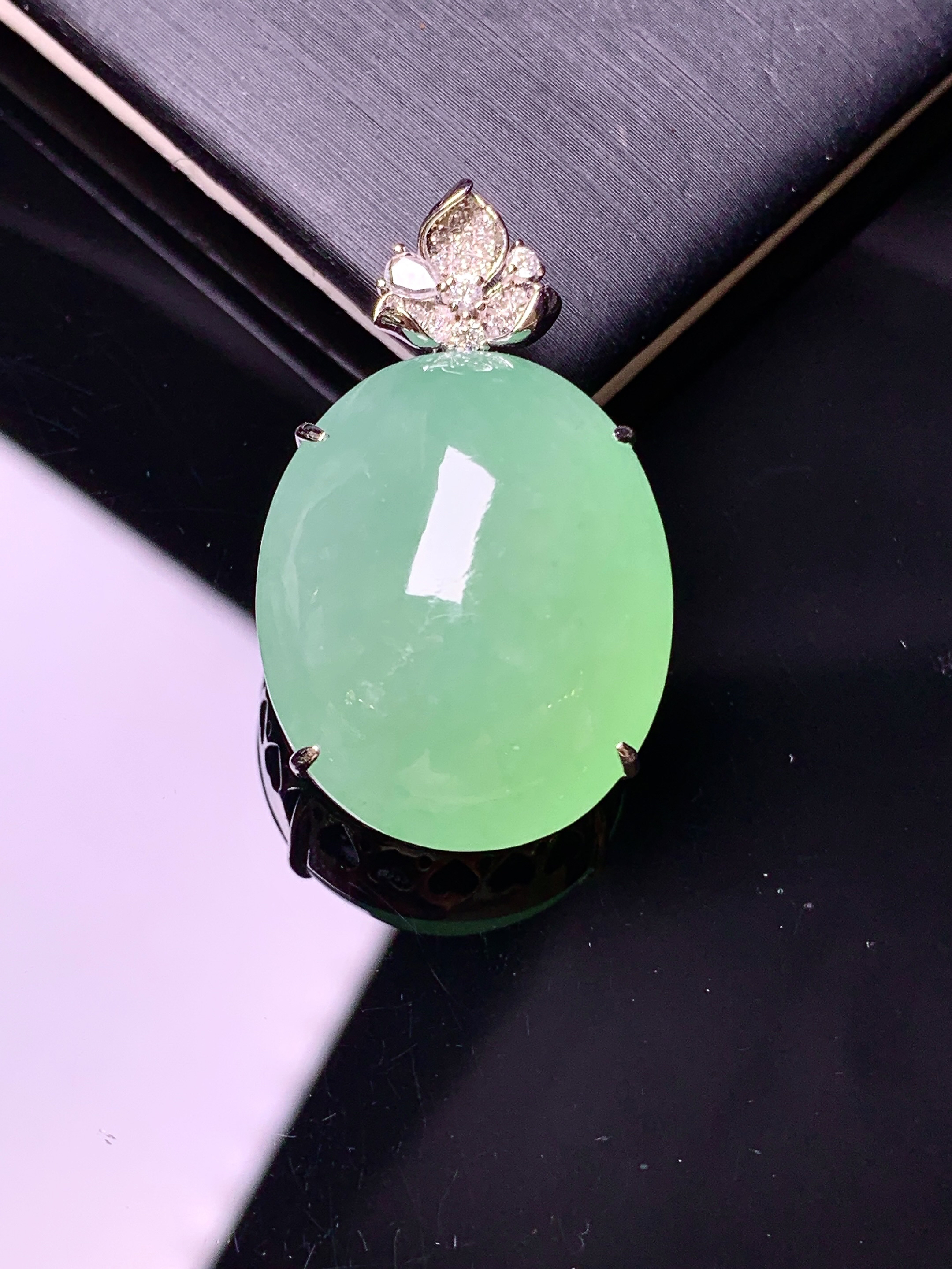 18k金钻镶嵌翠绿蛋面吊坠 玉质细腻 色泽艳丽 整体尺寸30.8*18.8*11.5f1