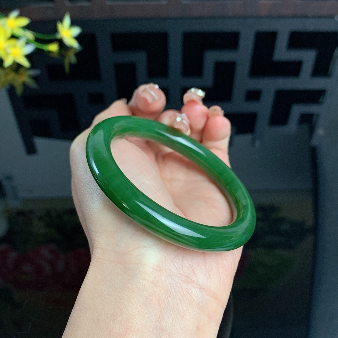 和田玉57圈口菠菜绿圆条碧玉手镯，玉质细腻油润 底色纯净 无纹裂 脂粉好，品质高。
