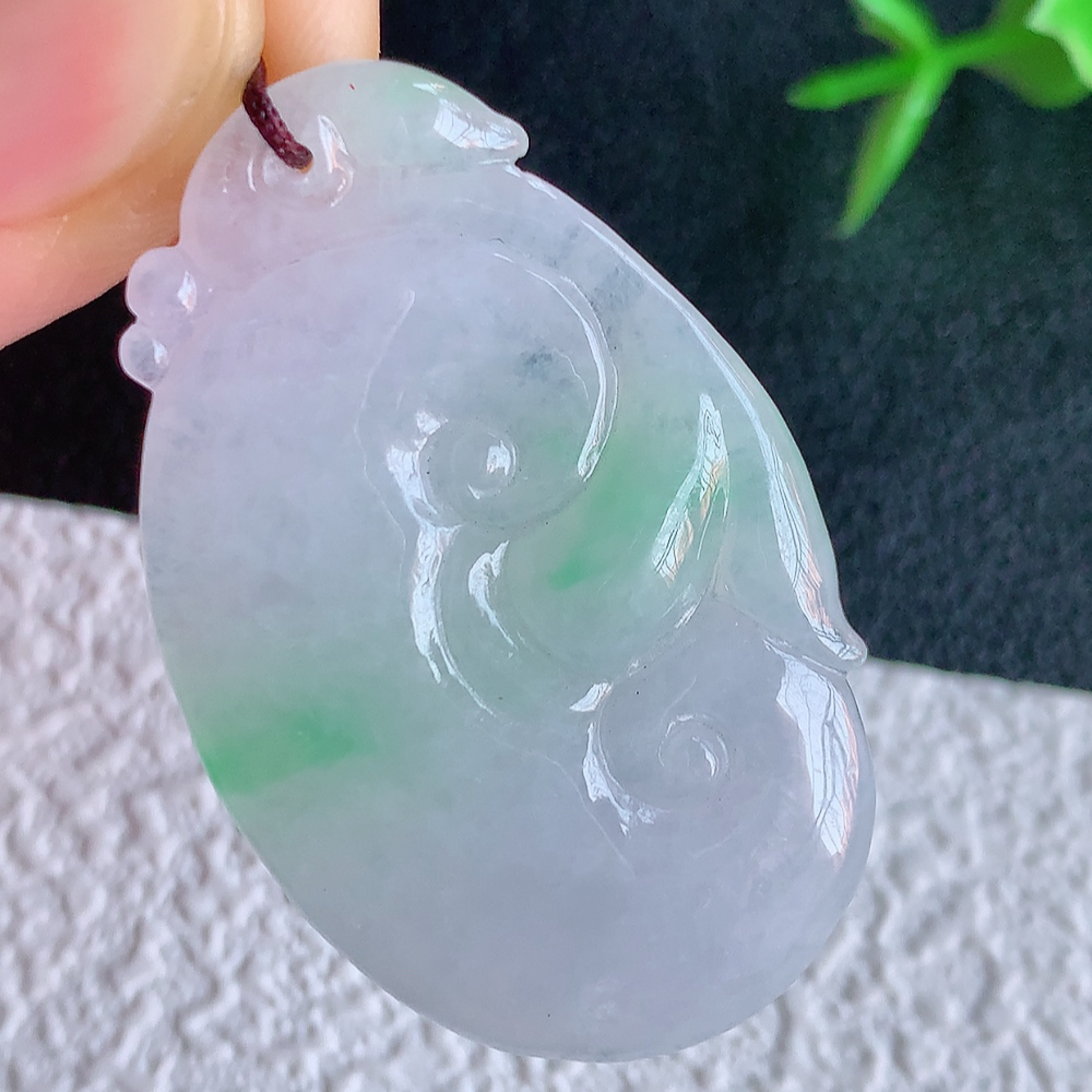 冰润飘花吉祥如意翡翠吊坠  寓意“万事如意，吉祥如意,福寿绵长 心想事成”饱满大气，通透水润  W41.12 尺寸：41.2-26.2-4.8mm