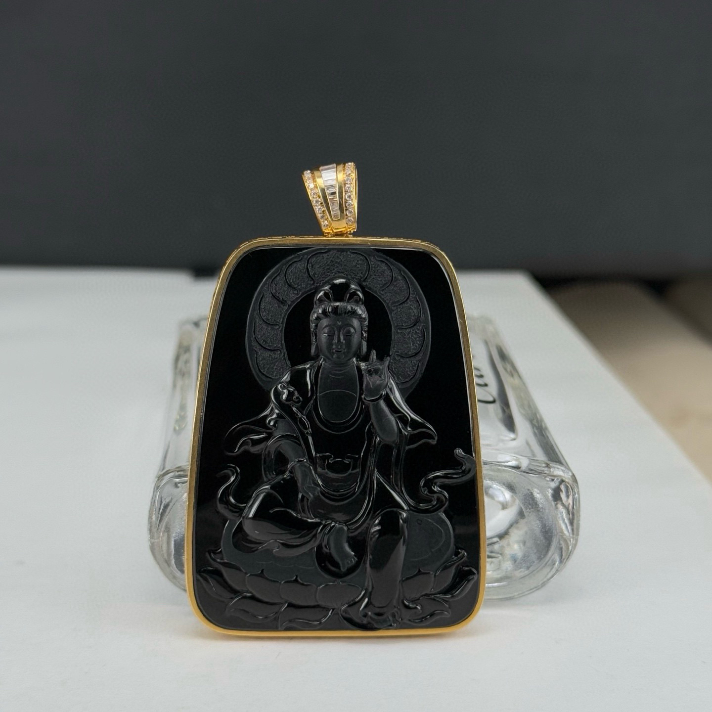 精品18k墨翠观音 种好色正 黑度极好 打灯通透 油性十足 尺寸64.6