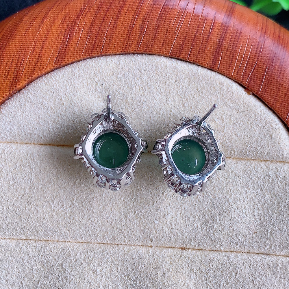 冰晴水翡翠耳坠，自然光实拍，颜色漂亮，种老水足，品相佳，佩戴佳品！W502.12  取一尺寸： 15-13.5-9mm  裸石尺寸：8.5mm