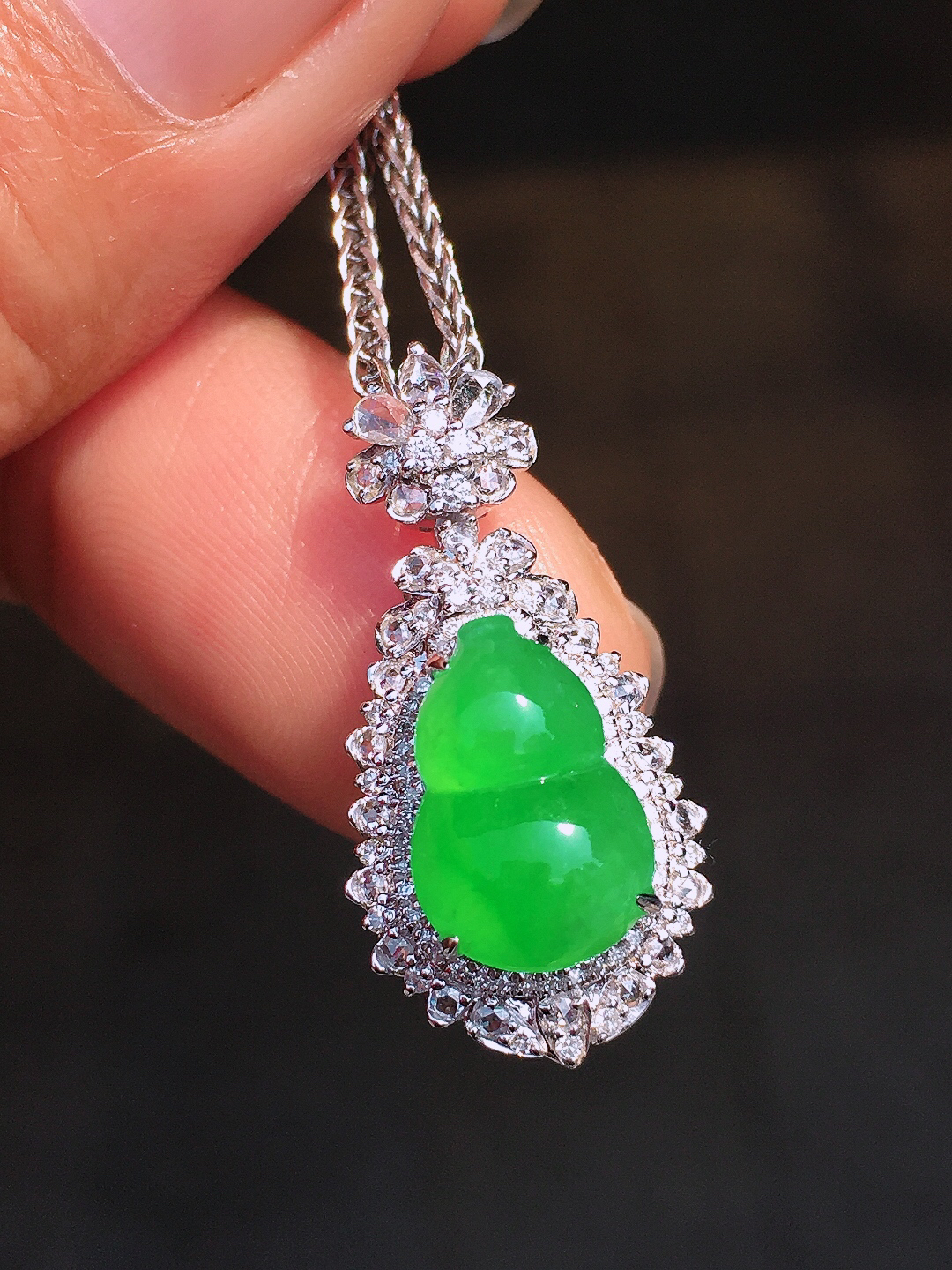 阳绿葫芦吊坠，色泽均匀艳丽，玉质细腻，荧光感超
强，饱满圆润，尽显优雅气质，18k
金豪华镶嵌